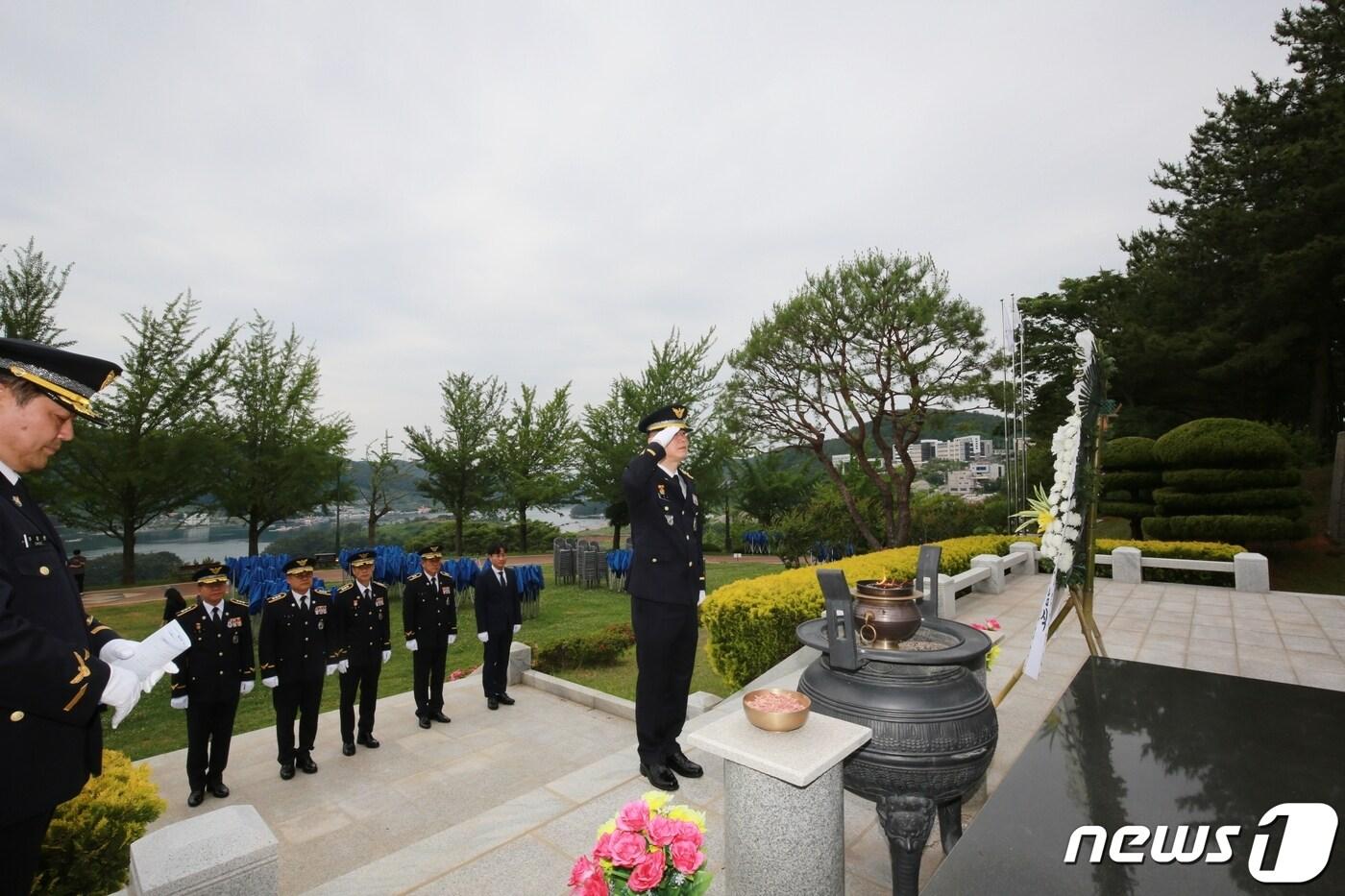 5일 경남 통영시 무전동 원문공원 충혼탑에서 제68회 현충일 추념식이 진행되고 있다.&#40;통영해경 제공&#41;