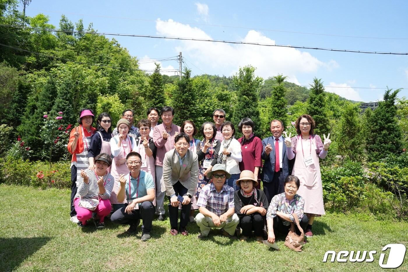 농촌치유팜파티 참석자들이 행사를 마친 후 기념사진을 찍고 있다.&#40;금산군 제공&#41; /뉴스1  