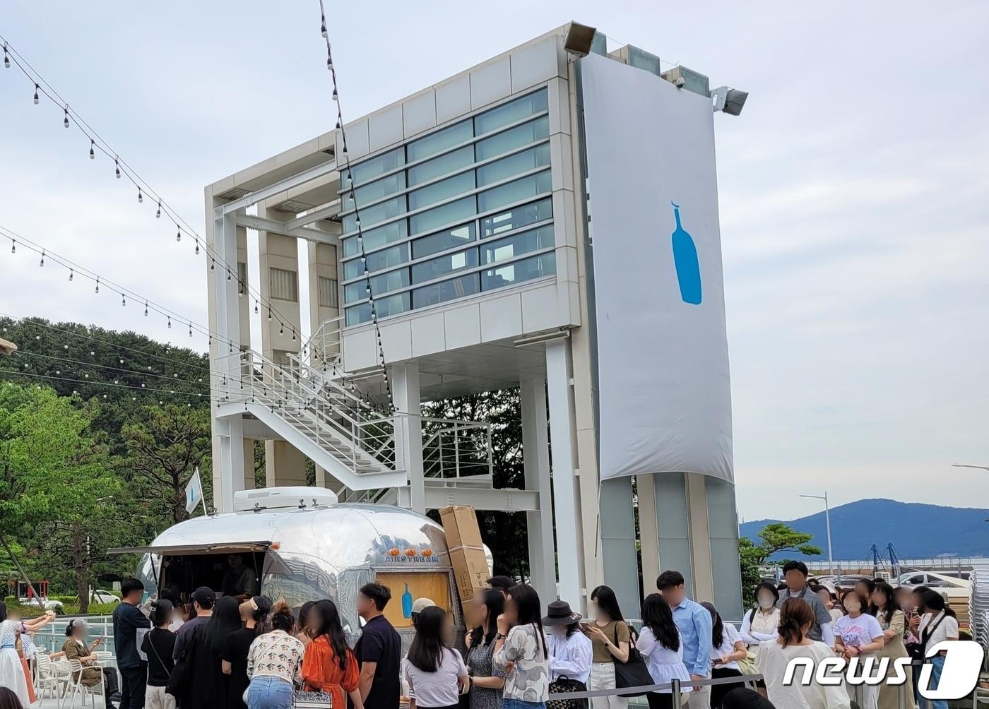 5일 오전 부산 해운대구 우동 동백섬 인근 ‘더베이101’ 야외 광장에 마련된 블루보틀 커피 트럭 앞에 손님 40~50명이 주문하기 위해 기다리고 있다.2023.6.5/뉴스1 ⓒ News1 조아서 기자