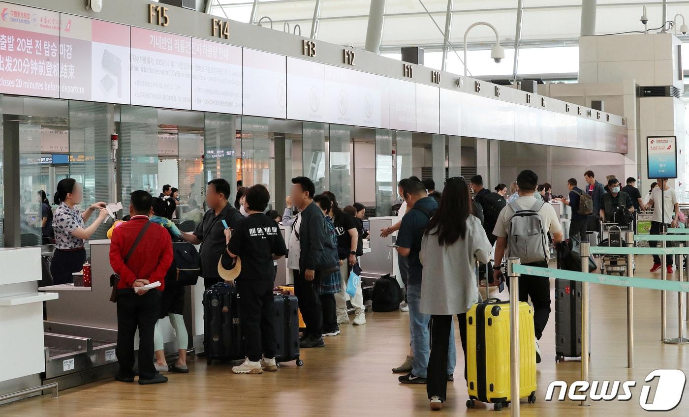 5일 인천국제공항 1터미널 출국층 중국동방항공사 부스에서 중국 출국자들이 탑승수속을 하고 있다2023.6.5/뉴스1 ⓒ News1 박세연 기자