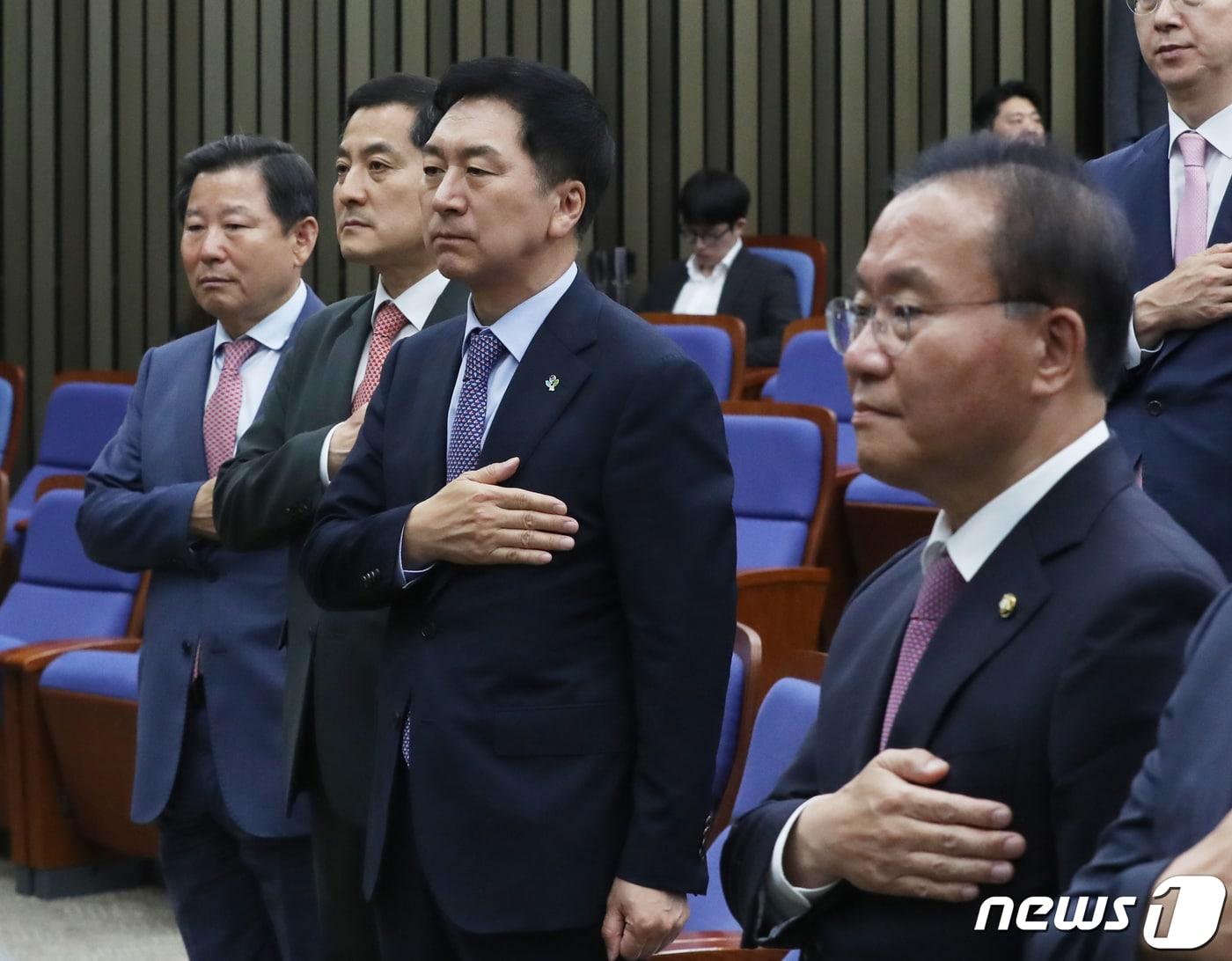 김기현 국민의힘 대표와 윤재옥 원내대표 등이 5일 서울 여의도 국회에서 열린 의원총회에서 국기에 경례를 하고 있다. 2023.6.5/뉴스1 ⓒ News1 송원영 기자