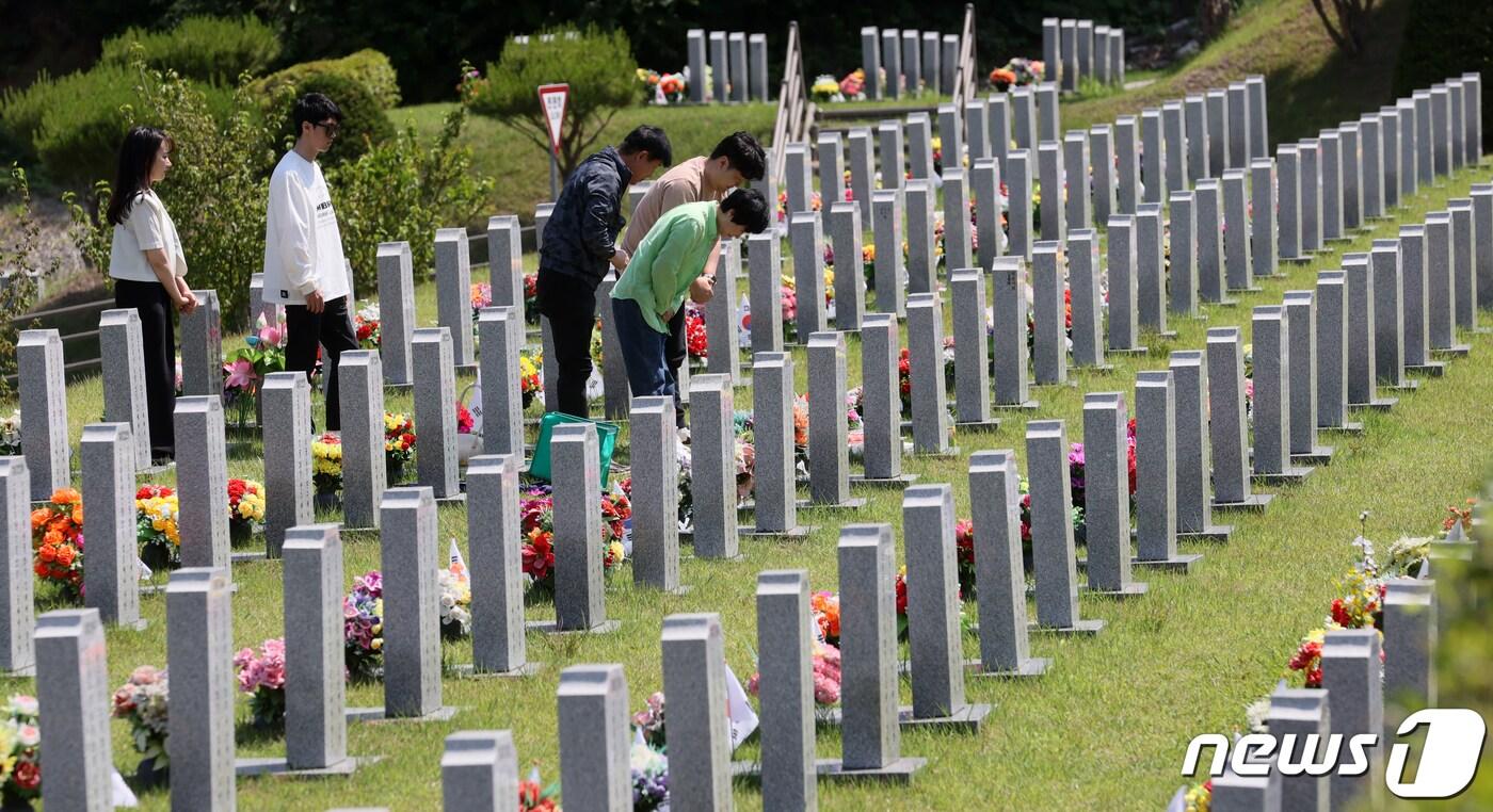 현충일인 6일 전북 임실군 국립임실호국원을 찾은 추모객들이 참배를 하고 있다. 2023.6.6/뉴스1 ⓒ News1 유경석 기자