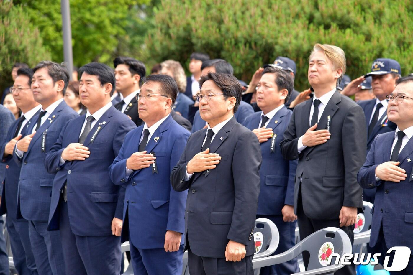 강기정 광주시장이 지난해 6월 6일 오전 남구 광주공원 현충탑에서 열린 &#39;제68회 현충일 추념식&#39;에 참석해 국민의례를 하고 있다.&#40;광주시 제공&#41;2023.6.6/뉴스1