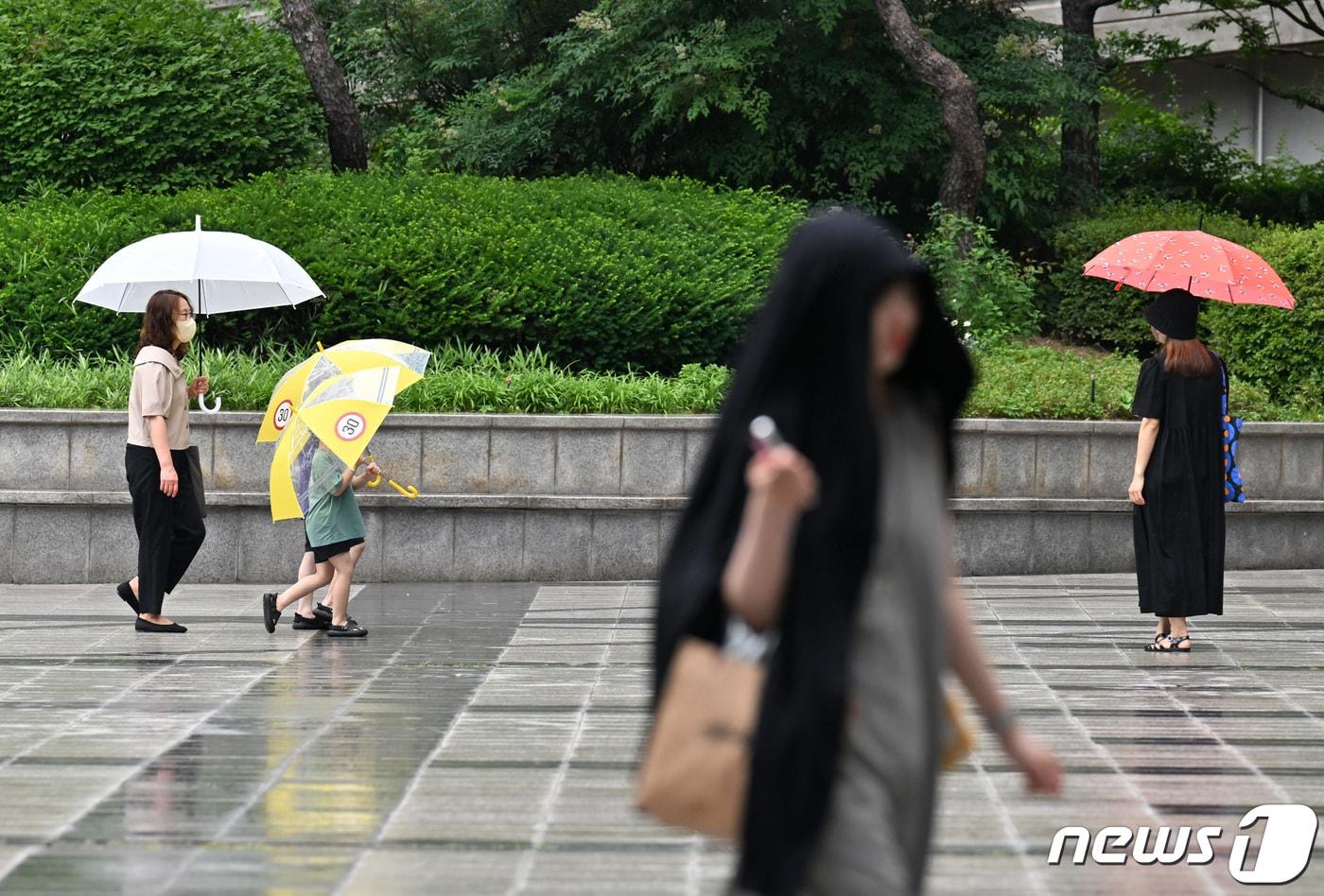 서울 용산역에서 우산을 쓴 시민들이 걷고 있다. 2023.6.6/뉴스1 ⓒ News1 구윤성 기자