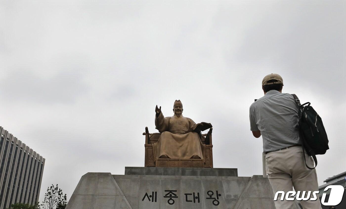 7일 오전 서울 종로구 광화문광장에서 바라본 하늘이 구름으로 덮혀 있다. 기상청은 이날 제주도해상에 위치한 고기압의 가장자리에 들어 중부지방에 대체로 구름이 많고 내륙과 동해안을 중심으로 낮 기온이 30도 내외로 오른다고 예보했다. 2023.6.7/뉴스1 ⓒ News1 장수영 기자