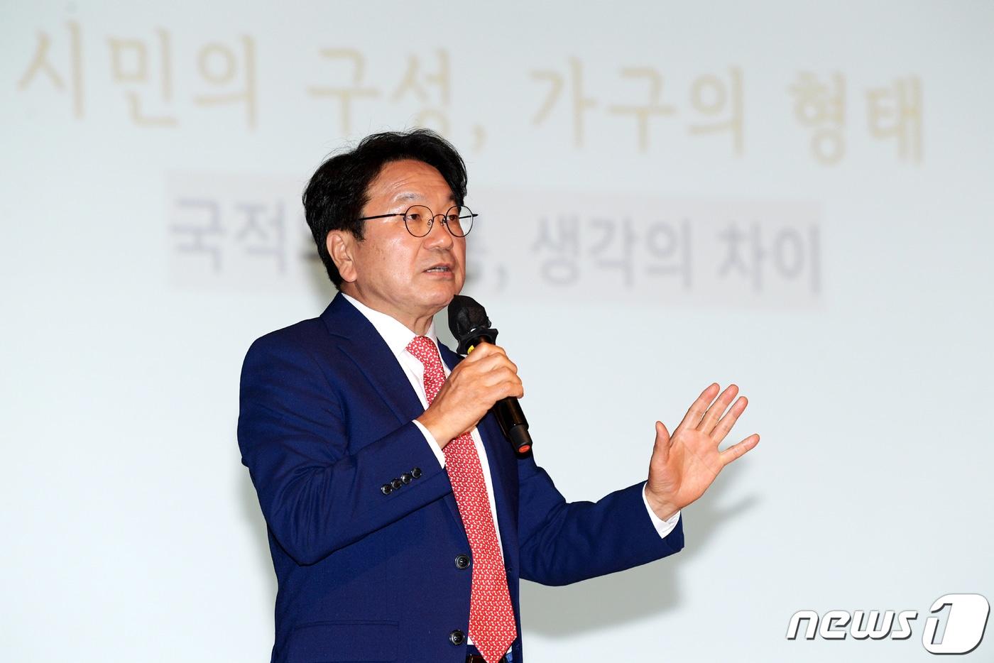 강기정 광주시장이 시청 대회의실에서 열린 정례조회에 참석해 &#39;민선8기, 우리가 달려온 길과 달려갈 길&#39;이란 주제로 발표를 하고 있다.&#40;광주시 제공&#41;/뉴스1 