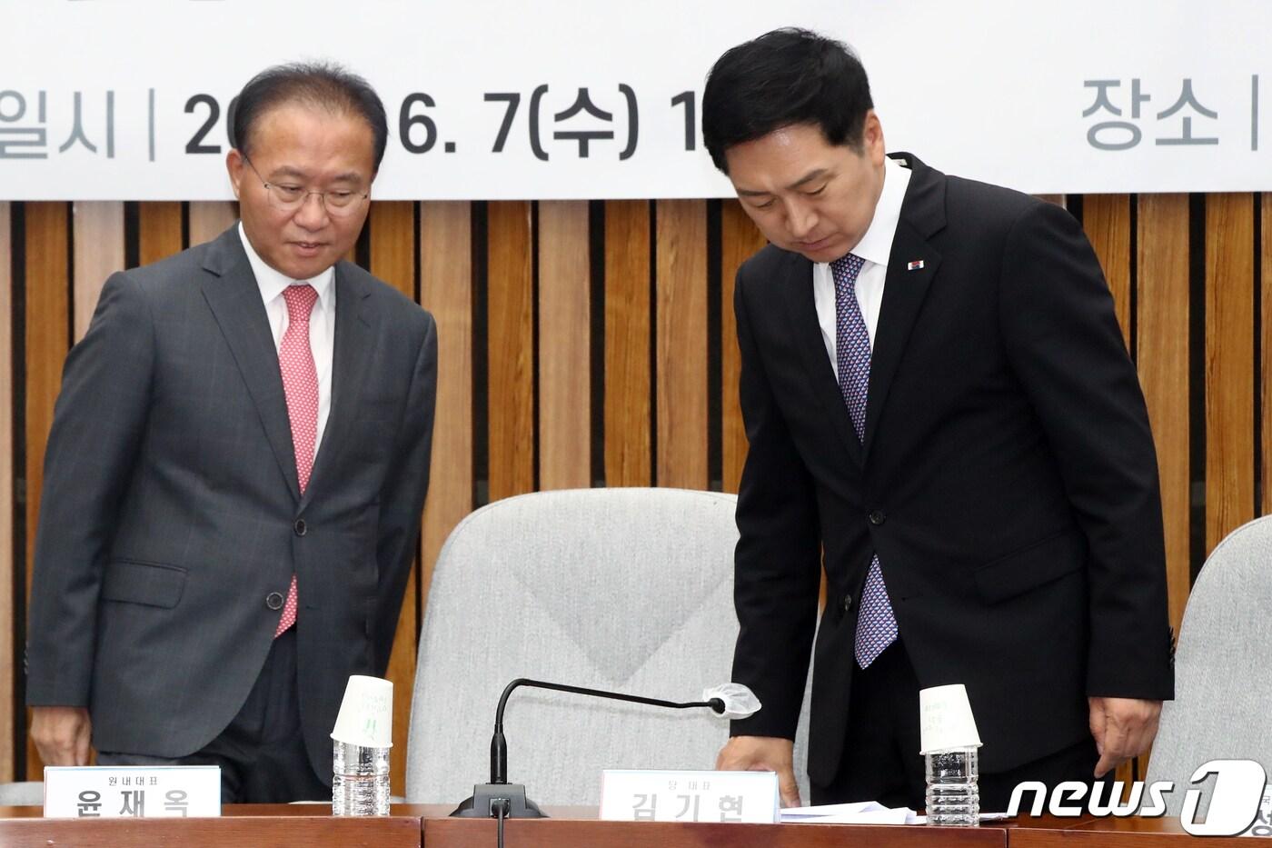 김기현 국민의힘 대표와 윤재옥 원내대표가 7일 오전 서울 여의도 국회에서 열린 임명장 수여식 및 확대당직자회의에 참석하고 있다. ⓒ News1 황기선 기자