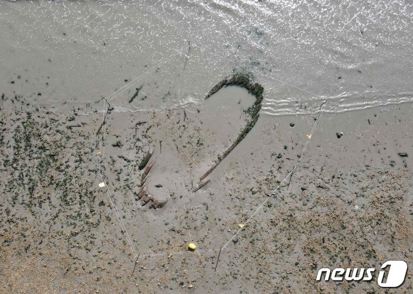 전남 해남군 송호리해변에서 발견된 고선박 추정 선체의 모습. &#40;문화재청 제공&#41; 