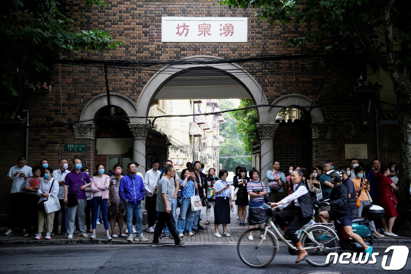 중국에서 대학 입학고사인 가오카오 기간이 시작된 가운데, 상하이에 위치한 고등학교 앞에서 학부모들이 자녀를 기다리고 있다. 2023.06.07. ⓒ 로이터=뉴스1 ⓒ News1 정윤영 기자