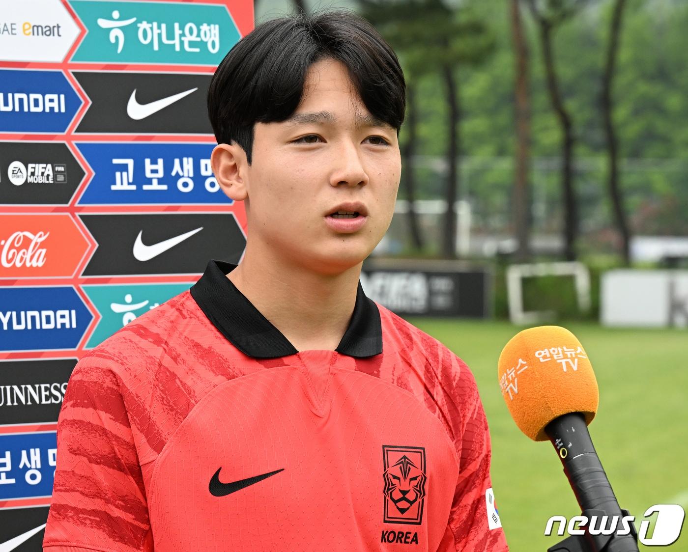 17세 이하&#40;U-17&#41; 남자 축구대표팀 미드필더 양민혁이 7일 오후 경기도 파주 축구국가대표트레이닝센터&#40;NFC&#41;에서 열린 미디어데이에서 취재진과 인터뷰를 하고 있다. 2023.6.7/뉴스1 ⓒ News1 김진환 기자