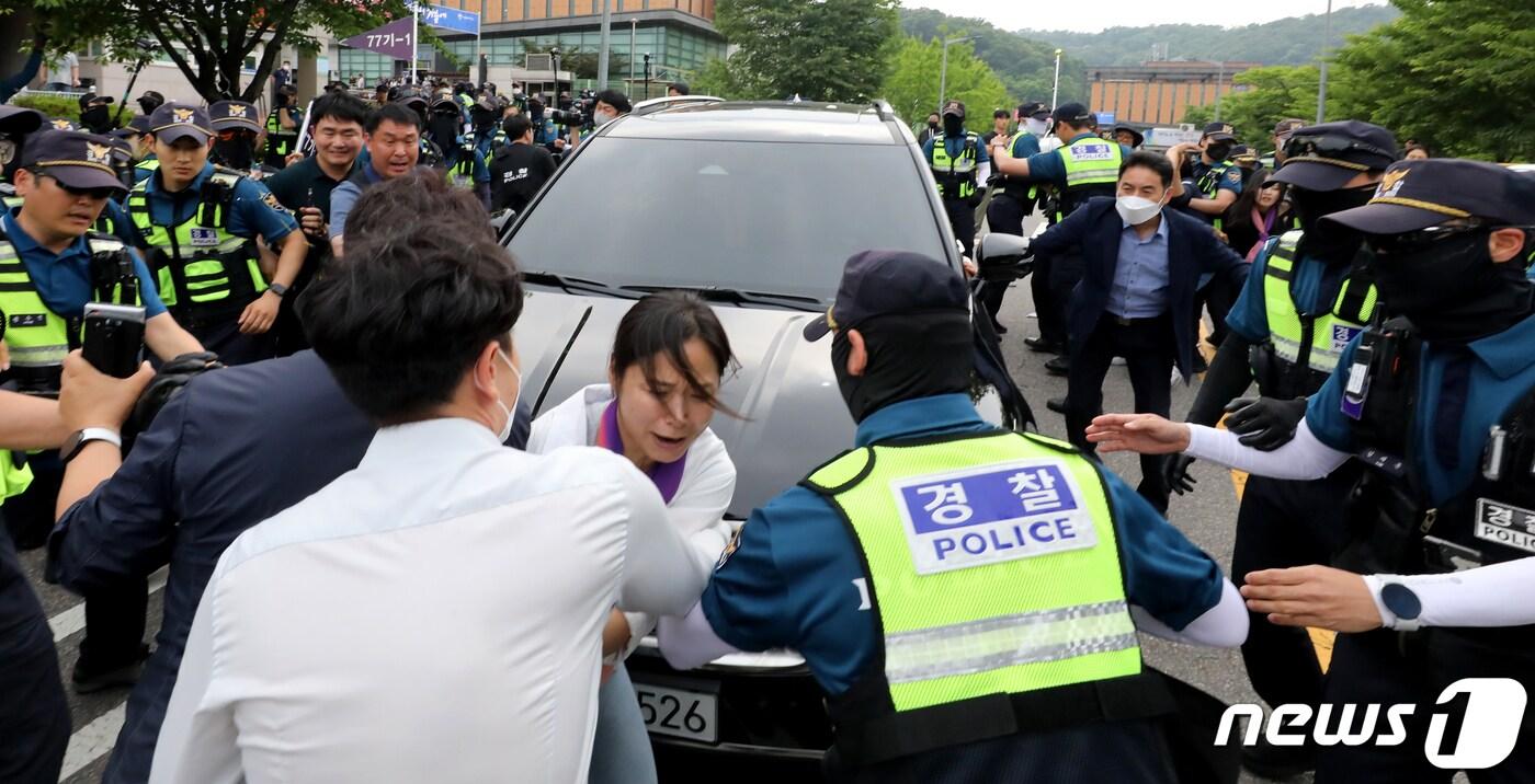 7일 서울 구로구 서울남부구치소에서 보석 석방된 박희영 용산구청장의 차량 앞으로 10.29 이태원 참사 유가족협의회가 가로막자 경찰이 저지하고 있다. 2023.6.7/뉴스1 ⓒ News1 장수영 기자