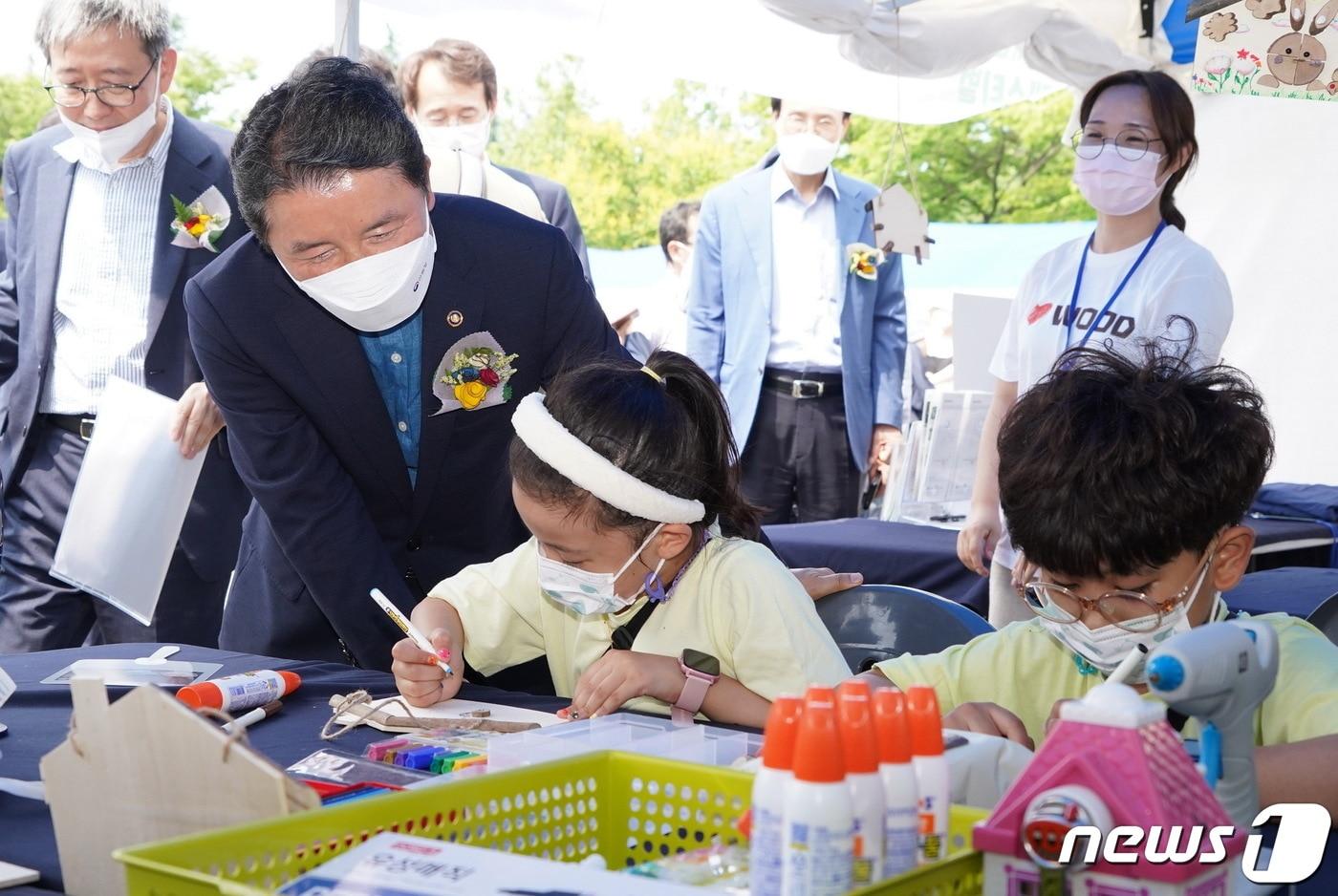 2022년 대구수목원에서 펼쳐진 목재문화축제 모습. 왼쪽 두번째가 남성현 산림청장.  &#40;산림청 제공&#41;/뉴스1