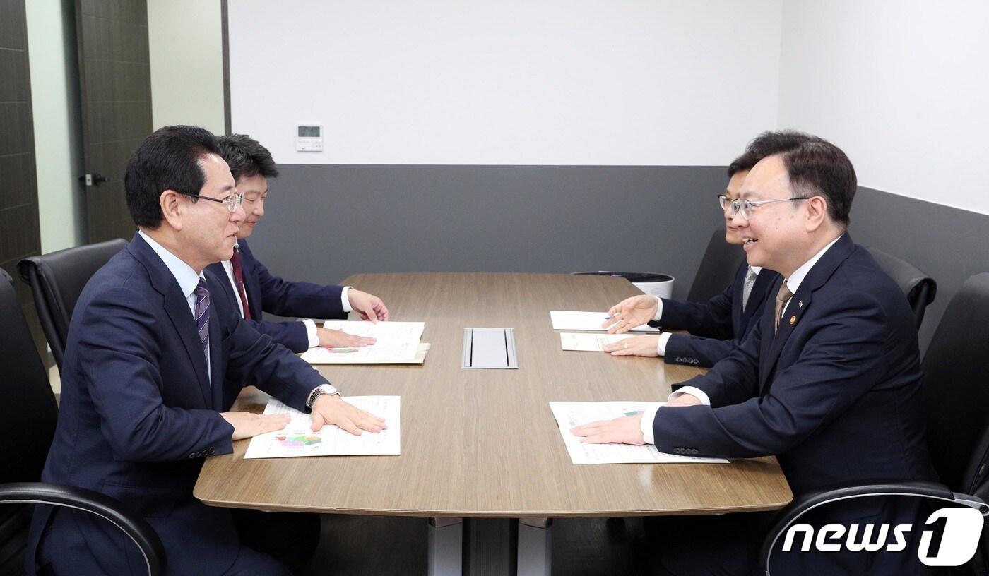 김영록 전라남도지사가 8일 오후 서울시 종로구 세종로 정부서울청사에서 조규홍 보건복지부 장관을 만나 보건복지부 소관 전남 주요 현안사항에 대해 건의를 하고 있다.&#40;전남도 제공&#41; 2023.6.8/뉴스1 