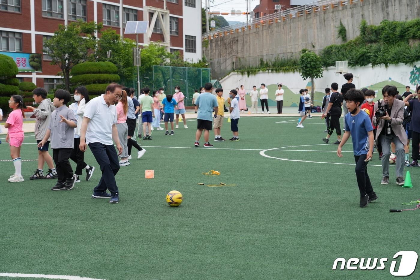  8일 오전 하윤수 부산시교육감이 사하구 승학초등학교에서 진행된 아침체인지 활동에 참여해 학생들과 운동을 하고 있다&#40;부산시교육청 제공&#41;