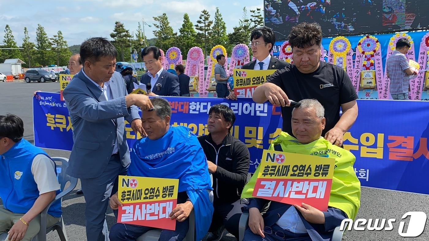 전남도의회 농수산위원회 신의준 위원장&#40;왼쪽&#41;과 최동익 위원이 일본 후쿠시마 원전 오염수 방류와 일본산 수산물 수입을 규탄하며 삭발을 단행하고 있다&#40;전남도의회 제공&#41;/뉴스1