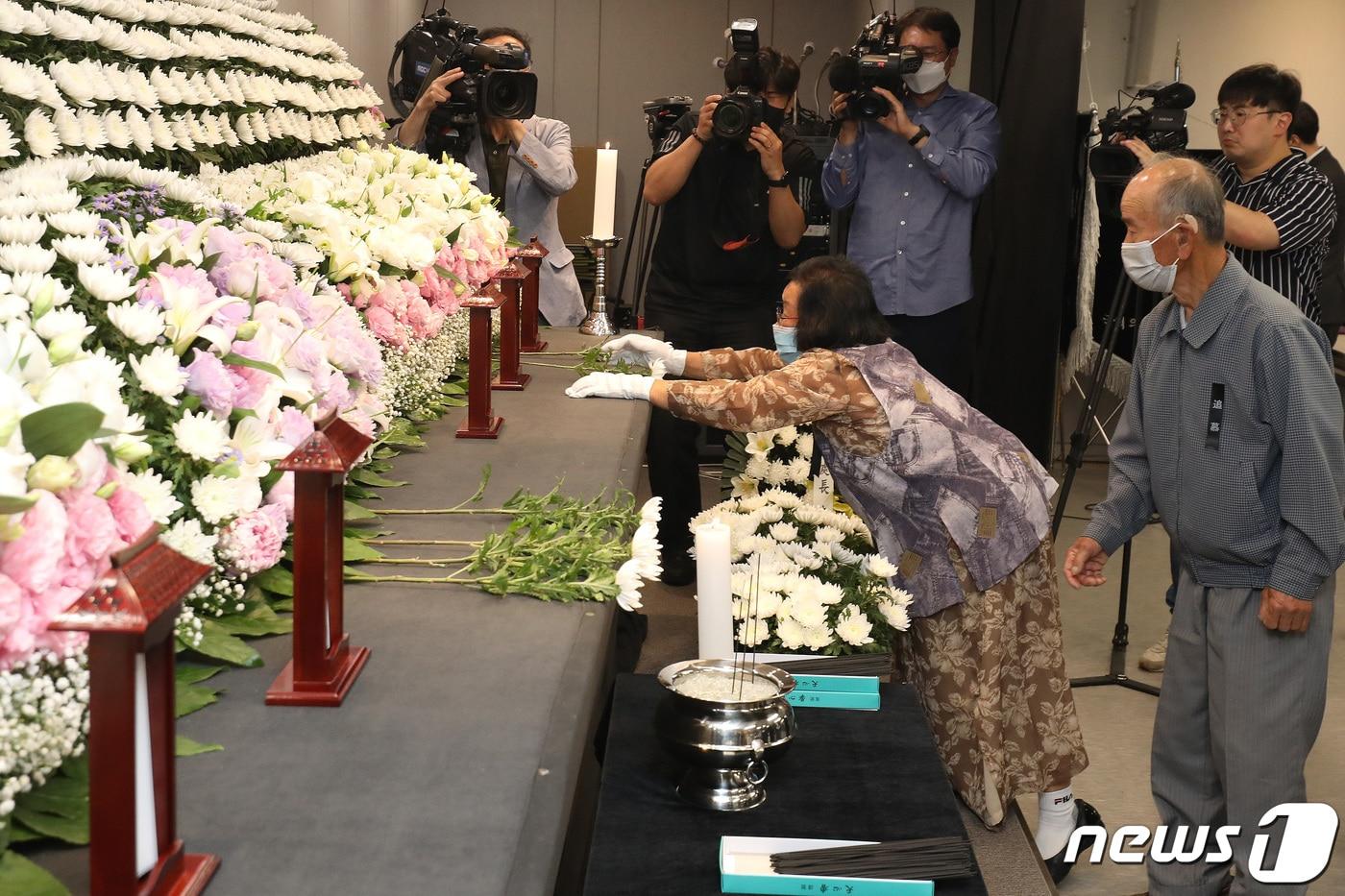 9일 오전 대구 수성구 범어동 대구지방변호사회에서 열린 &#39;제1주기 법률사무소 방화 테러 희생자 추모식&#39;에서 유가족들이 희생자를 애도하고 있다. 2023.6.9/뉴스1 ⓒ News1 공정식 기자