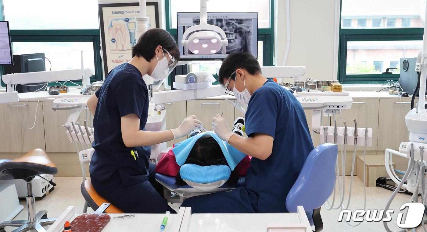 서울의 한 치과에서 치과 진료가 진행되고 있다&#40;사진은 기사와 관계 없음&#41;. 2023.7.10/뉴스1 ⓒ News1 사진공동취재단