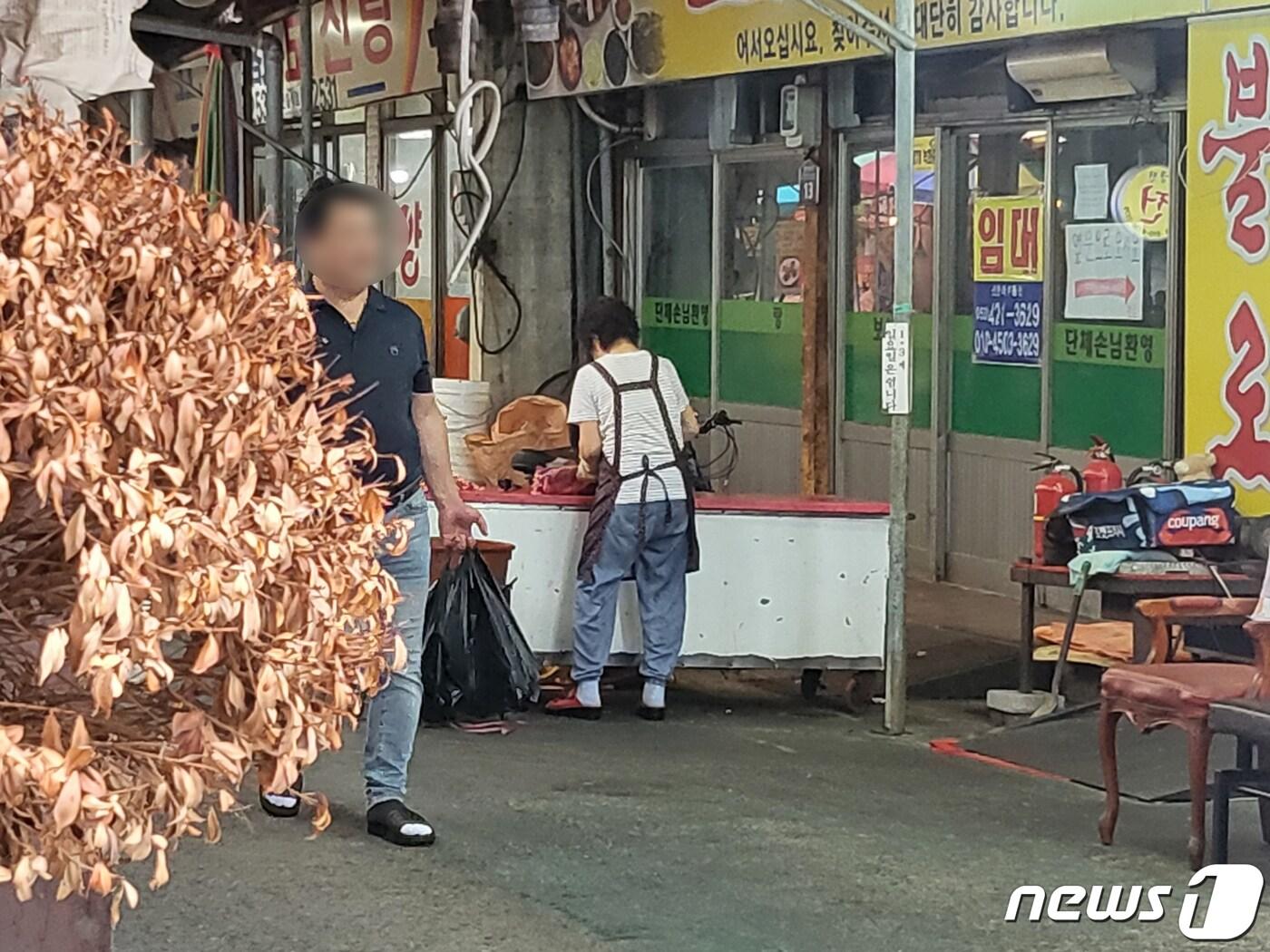 초복을 하루 앞둔 10일 낮 12시쯤 대구 북구 칠성개시장에서 한 직원이 개고기를 손질하고 있다.2023.7.10/뉴스1 ⓒ News1 이성덕 기자