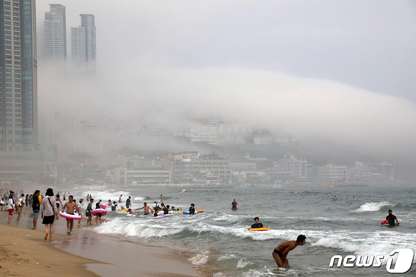 10일 오후 부산 해운대해수욕장과 달맞이 언덕 일대에 해무가 짙게 껴 장관을 이루고 있다. 2023.7.10/뉴스1 ⓒ News1 윤일지 기자