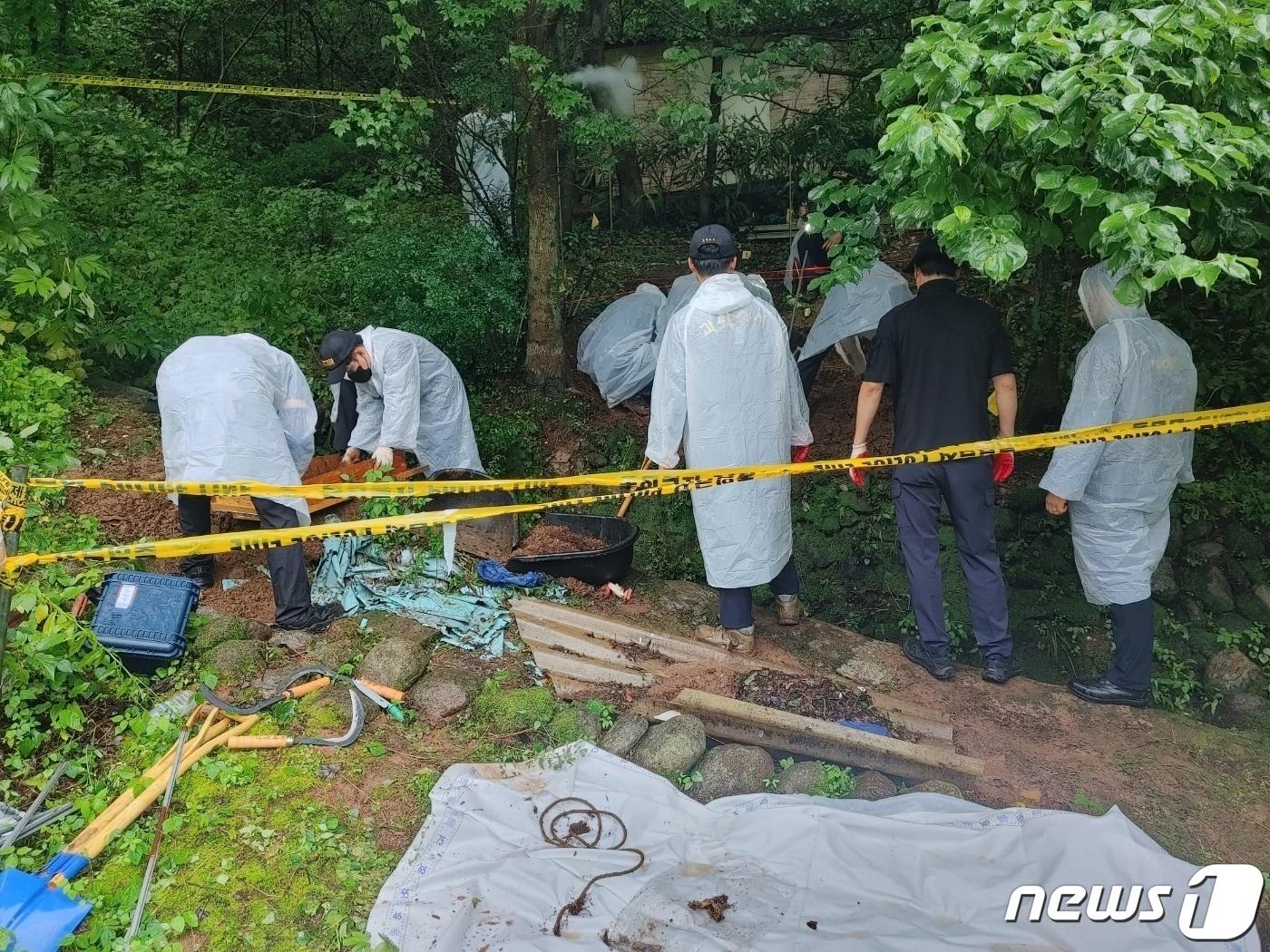 전남경찰청이 30대 친모 A씨가 암매장 했다고 주장한 영아의 시신을 발굴하기 위해 전남 광양 한 야산에서 수색 작업을 벌이고 있다.&#40;전남경찰청 제공&#41; 2023.7.11/뉴스1 ⓒ News1 최성국 기자