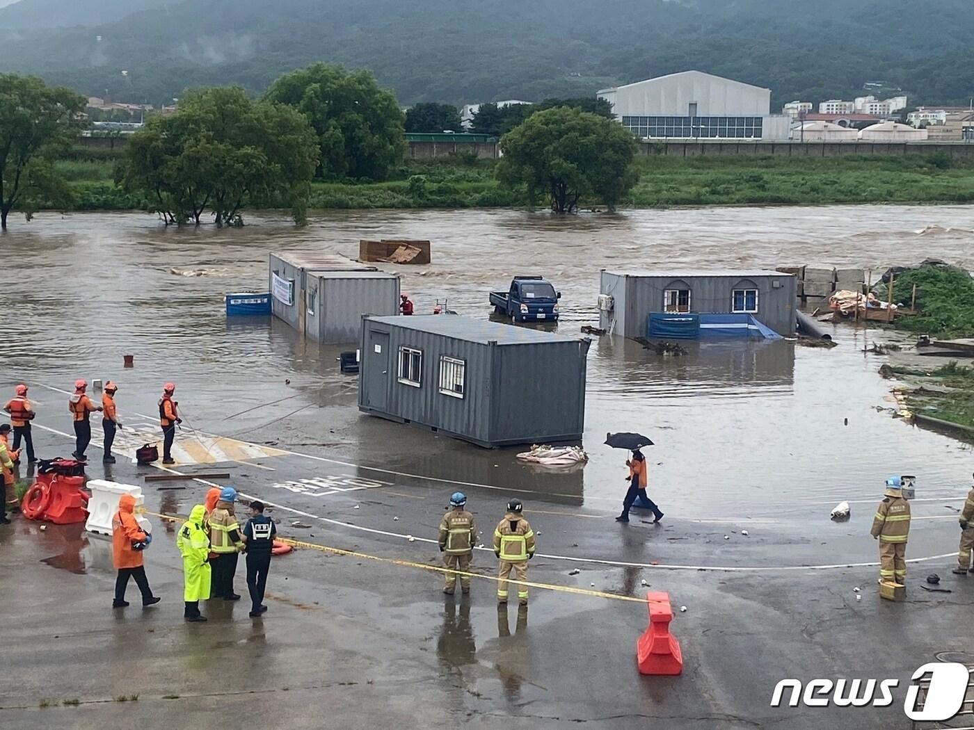 성남 수정구 태평동 비피해 소방활동.&#40;경기도소방재난본부 제공&#41;