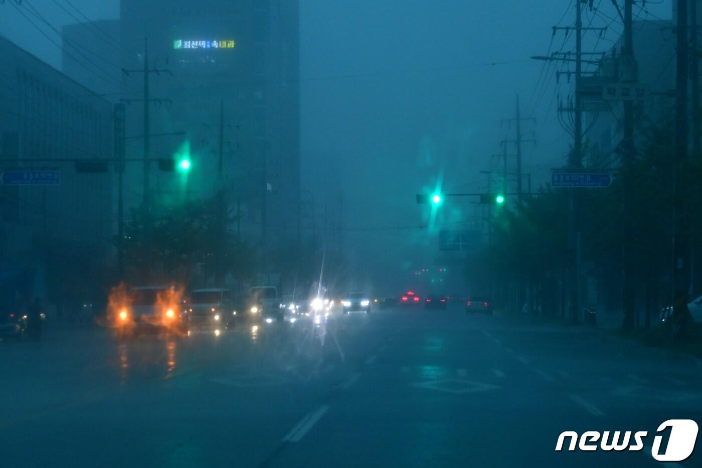 지난 11일 오후 경북 포항시 전역에 강풍을 동반한 국지성 호우가 쏟아지고 있다.2023.7.11/뉴스1 ⓒ News1 최창호 기자