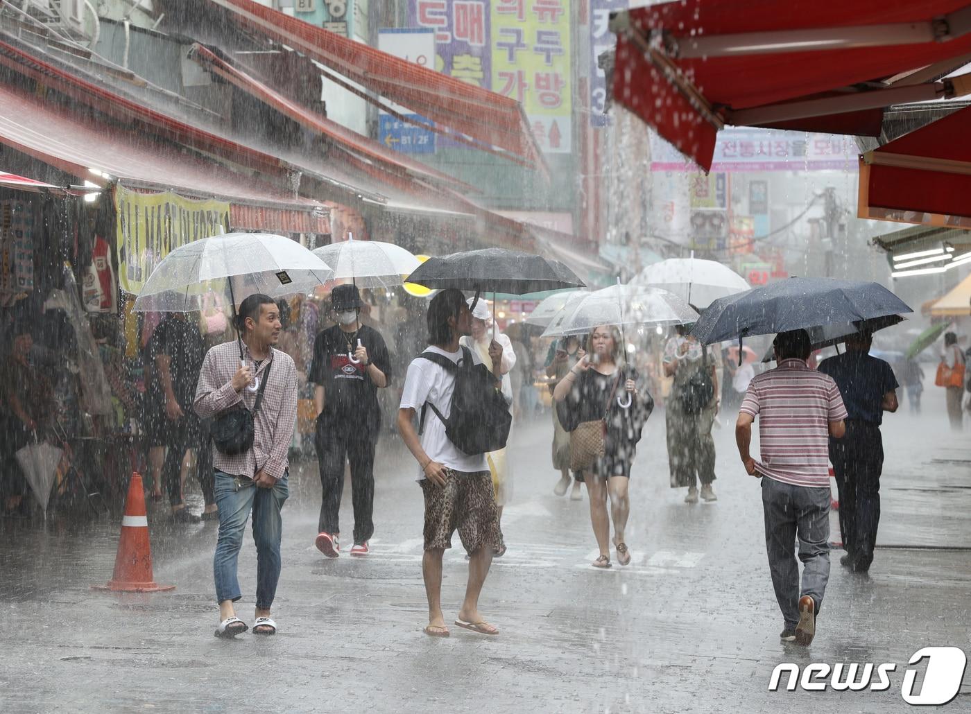 수도권 지역에 호우특보가 내려진 11일 서울 남대문시장에 시민들이 우산을 쓰고 발걸음을 옮기고 있다. 2023.7.11/뉴스1 ⓒ News1 신웅수 기자