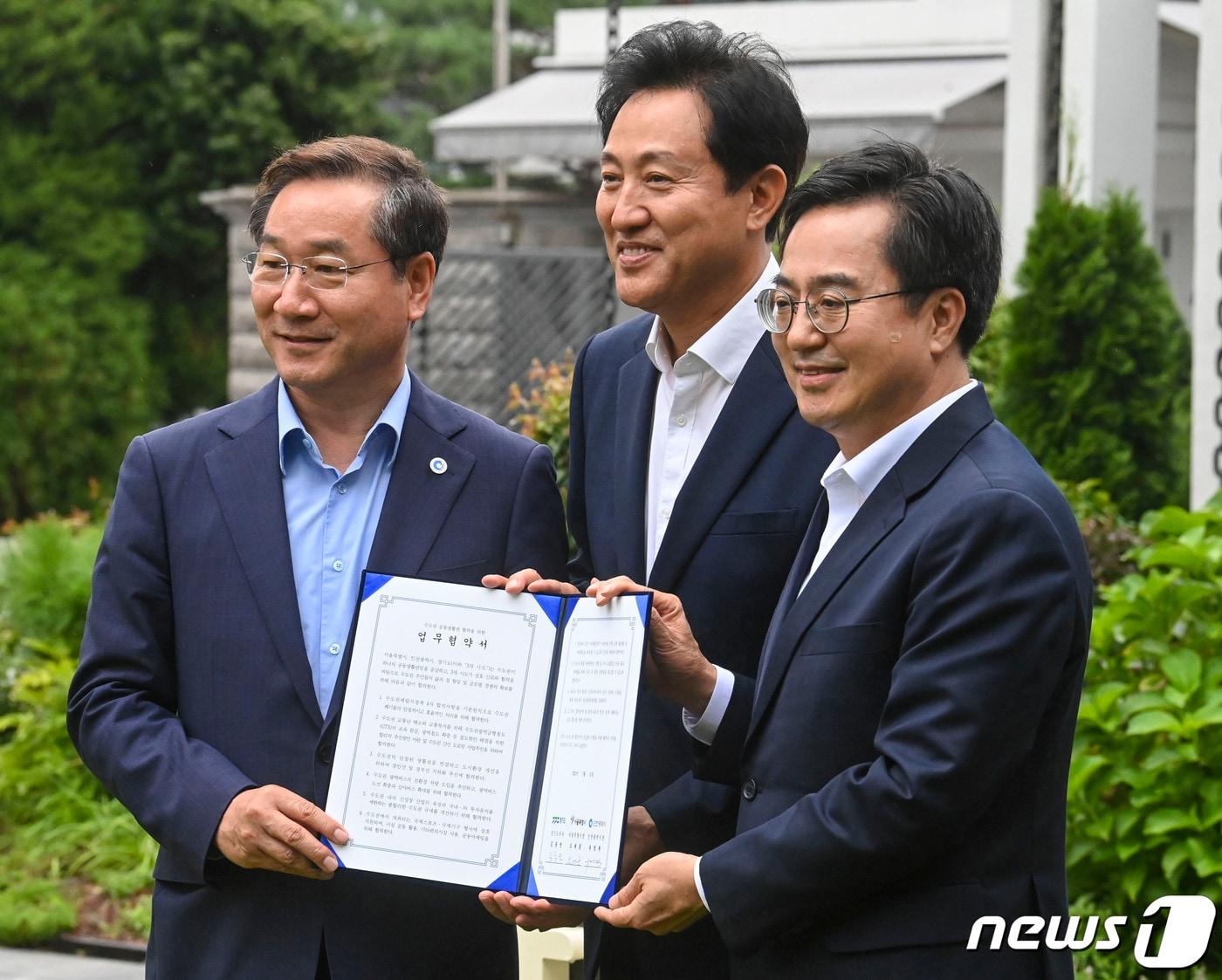 유정복 인천시장&#40;왼쪽부터&#41;과 오세훈 서울시장, 김동연 경기도지사가 지난 7월11일 경기 수원시 팔달구 도담소에서 열린 &#39;수도권 3자 협의체 업무협약식&#39;을 마치고 기념촬영을 하고 있다. /뉴스1 ⓒ News1 김영운 기자