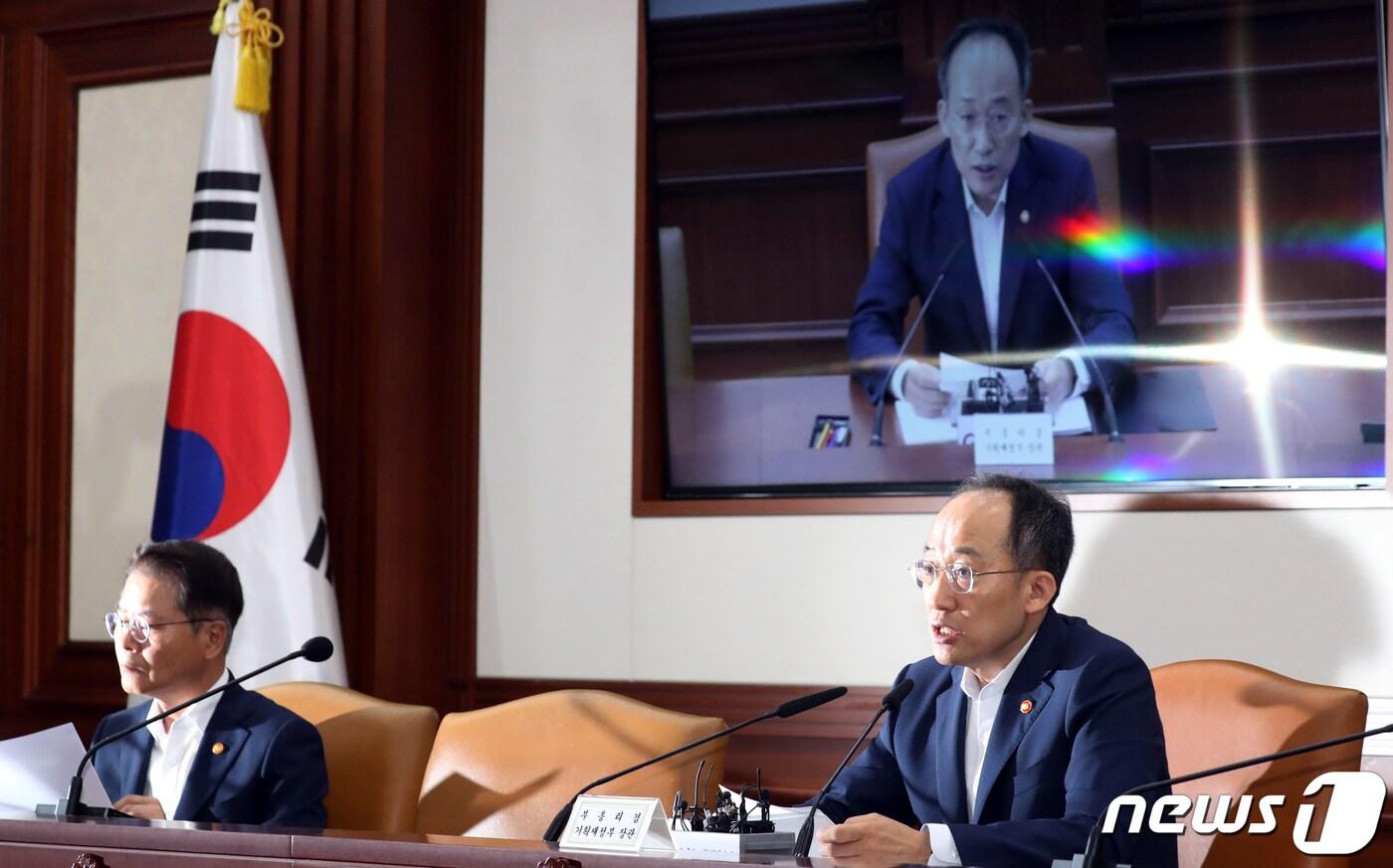 추경호 경제부총리 겸 기획재정부 장관&#40;사진 오른쪽&#41;이 12일 오전 서울 종로구 세종대로 정부서울청사에서 열린 비상경제장관회의 겸 수출투자대책회의에서 모두 발언을 하고 있다.  2023.7.12/뉴스1 ⓒ News1 김명섭 기자