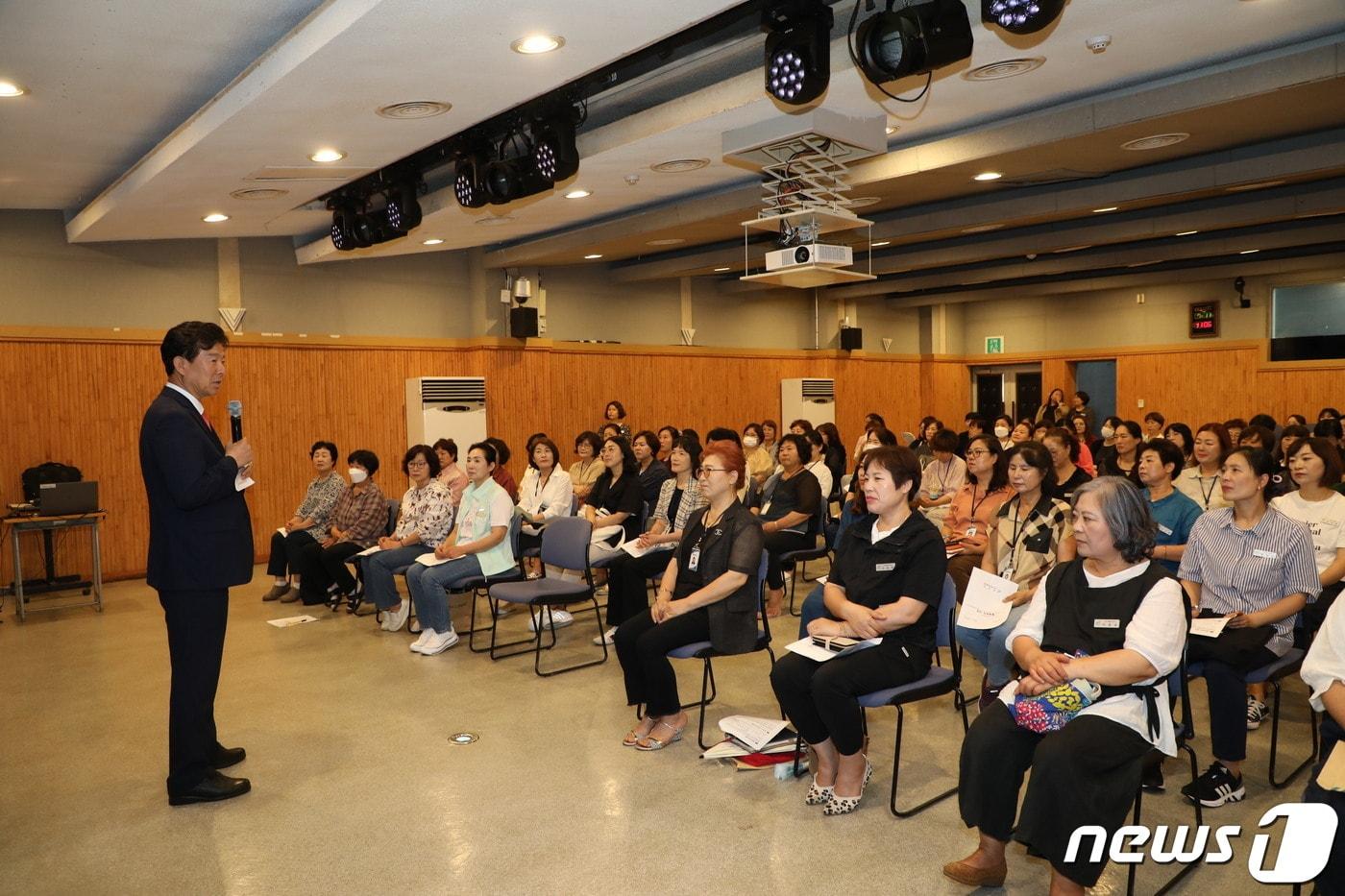 박범인 군수가 노인맞춤돌봄서비스 수행인력을 대상으로 역량 강화교육을 하고 있다. &#40;금산군 제공&#41;/ 2023.7.12.  뉴스1 