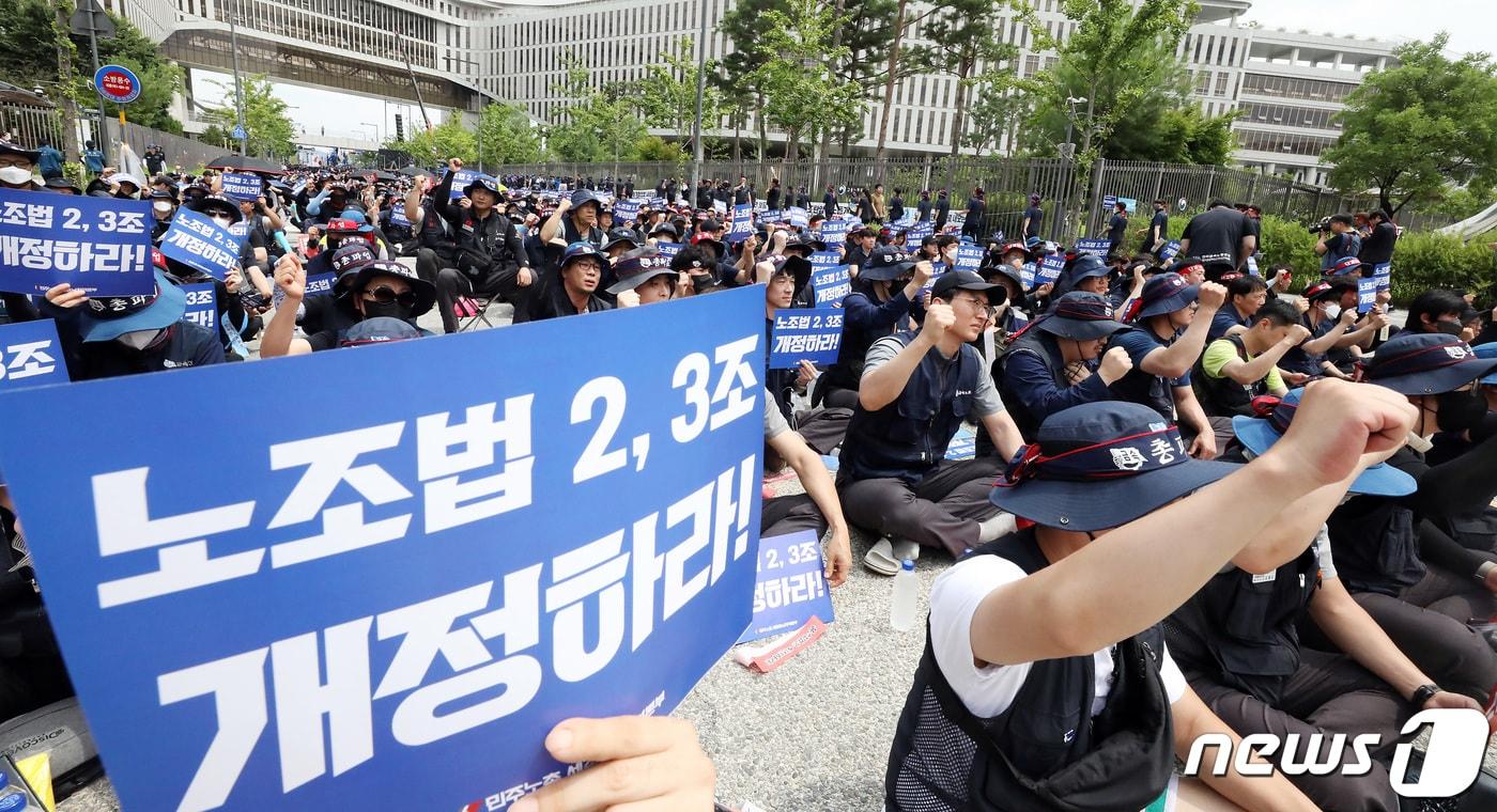 12일 오후 세종시 어진동 고용노동부 앞에서 전국민주노동조합총연맹&#40;민주노총&#41; 산하 전국금속노동조합&#40;금속노조&#41; 조합원 3천여 명이총파업 투쟁결의대회를 열고, &#39;윤석열 정권 퇴진&#39;, &#39;노조법 2, 3조 개정&#39;등을 외치고 있다. 2023.7.12/뉴스1 ⓒ News1 김기남 기자