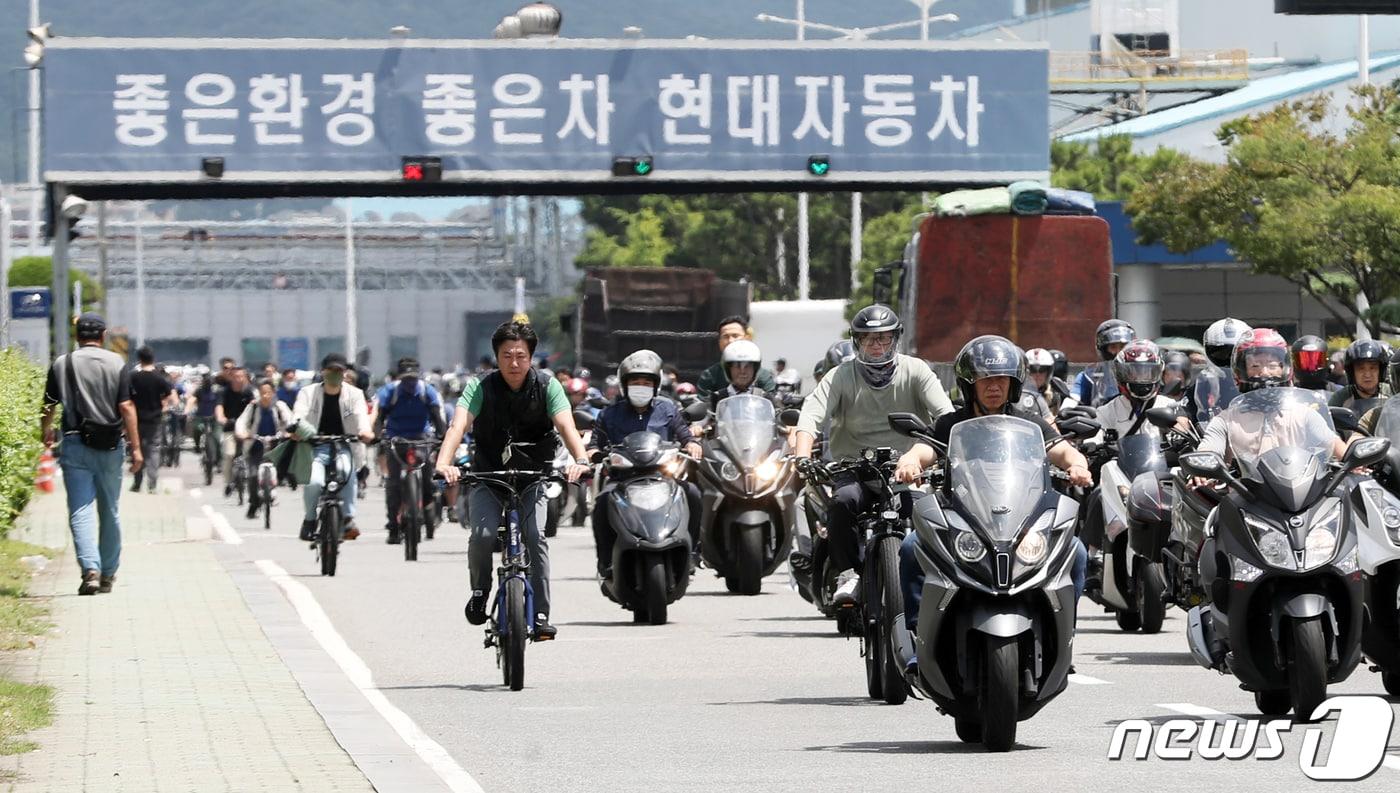 현대자동차 울산공장 근로자들이 퇴근을 하고 있다.&#40;사진은 기사 내용과 무관함&#41; / 뉴스1 ⓒ News1