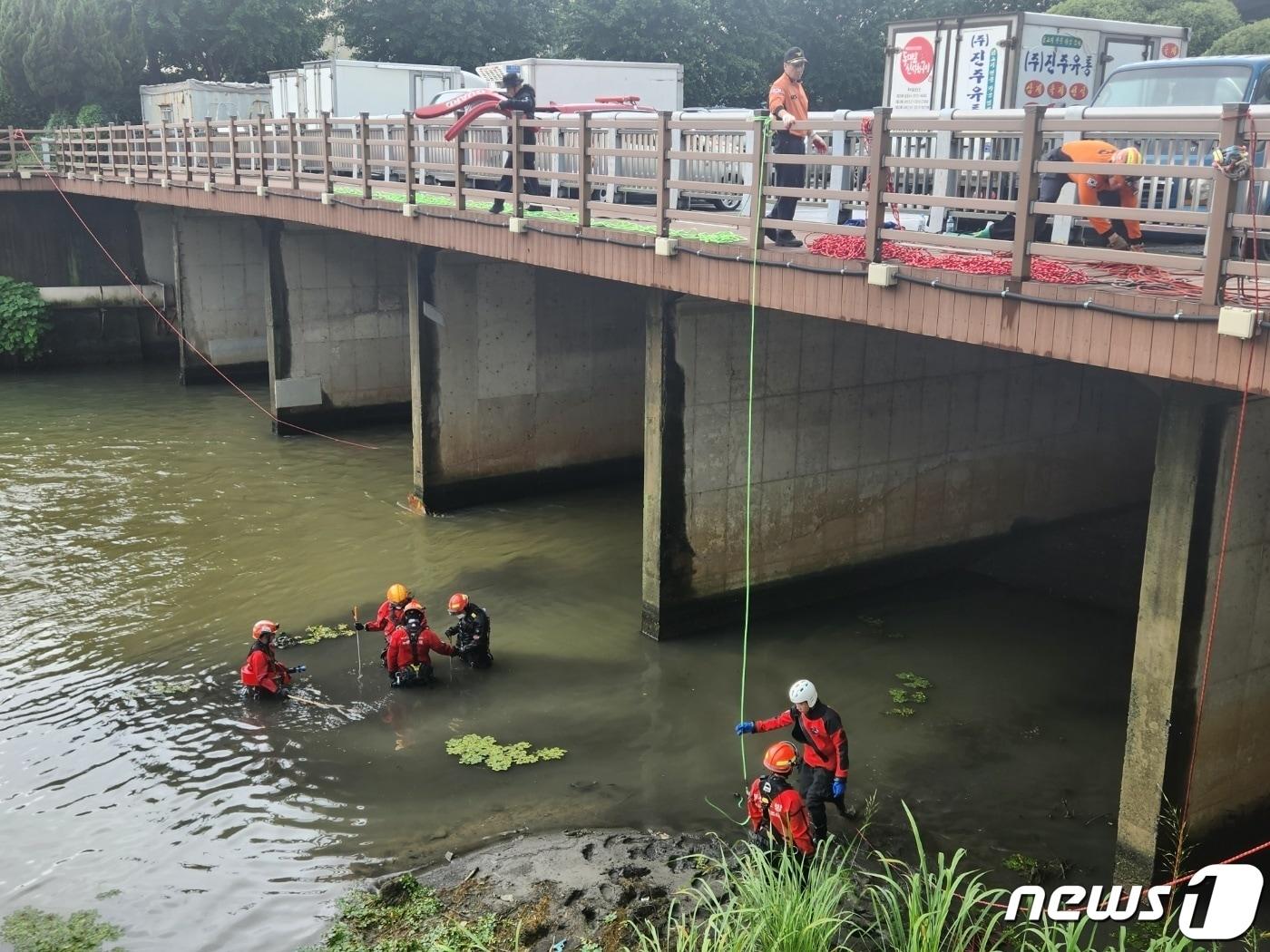 12일 오후 소방대원들이 부산 사상구 학장천에서 집중호우로 실종된 60대 여성을 찾기 위해 로프 수색 작업을 벌이고 있다. 실종자 A씨는 전날 오후 3시25분께 학장천에서 집중호우에 불어난 물에 휩쓸려 실종됐다.&#40;부산소방재난본부 제공&#41;2023.7.12/뉴스1 ⓒ News1 노경민 기자