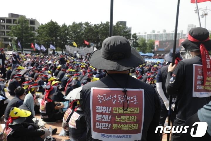 민주노총 울산지역본부는 12일 울산 태화강역 광장에서 &#39;노동·민생·민주·평화 파괴 윤석열 정권 퇴진! 민주노총 총파업 울산대회&#39;를 진행하고 있다.이날 행사에는 민주노총 조합원들 3000명이 모였다.2023.7.12/뉴스1 ⓒ News1 김지혜 기자