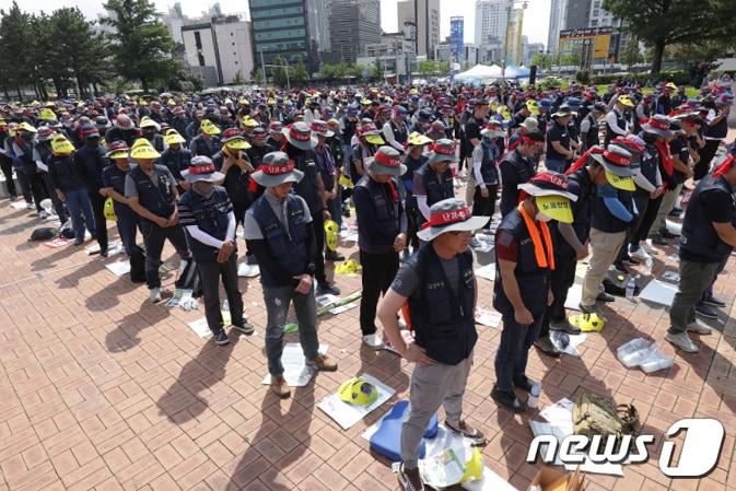 민주노총 울산지역본부가 12일 울산 태화강역 광장에서 &#39;노동·민생·민주·평화 파괴 윤석열 정권 퇴진! 민주노총 총파업 울산대회&#39;를 진행하고 있다.이날 행사에는 민주노총 조합원들 3000명이 모였다.2023.7.12/뉴스1 ⓒ News1 김지혜 기자