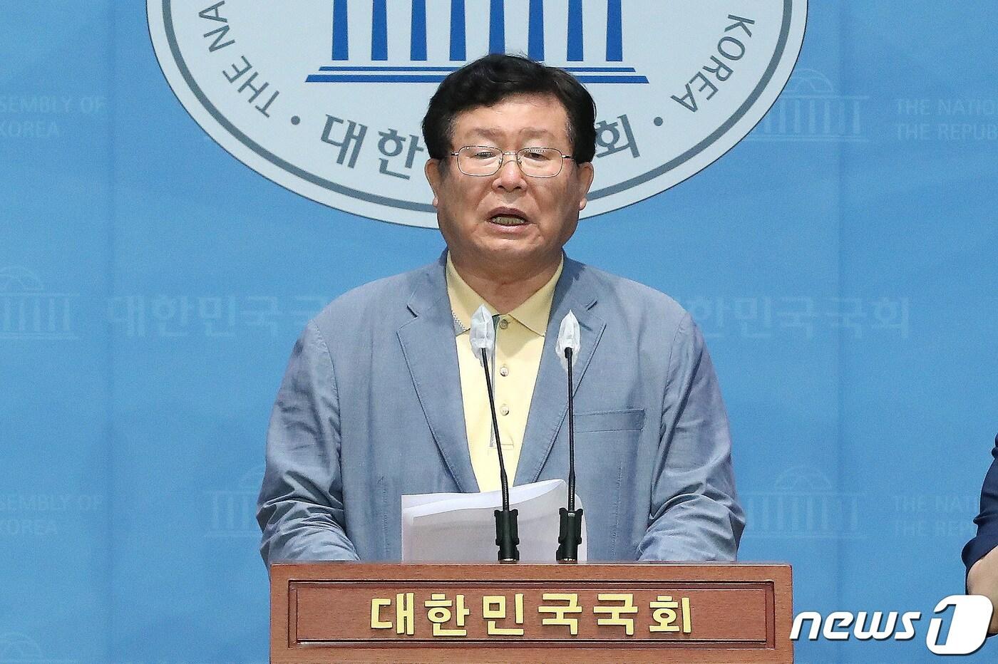 설훈 더불어민주당 의원이 12일 오후 서울 여의도 국회 소통관에서 기자회견을 갖고 서울-양평 고속도로 백지화와 관련해 원희룡 국토부 장관의 사퇴를 촉구하고 있다. 2023.7.12/뉴스1 ⓒ News1 임세영 기자