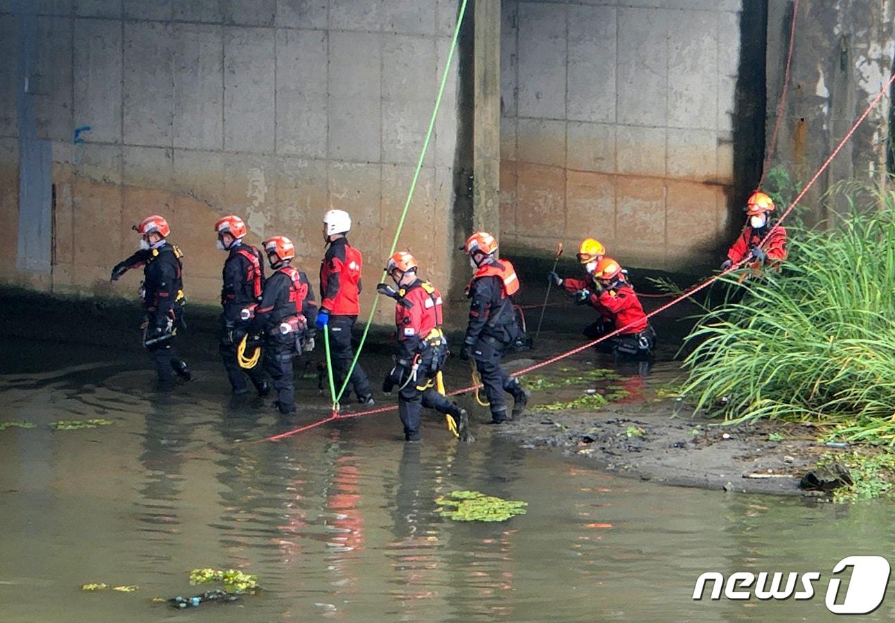 12일 오후 소방대원들이 부산 사상구 학장천에서 집중호우로 실종된 60대 여성을 찾기 위해 로프 수색 작업을 벌이고 있다. 실종자 A씨는 전날 오후 3시25분께 학장천에서 집중호우에 불어난 물에 휩쓸려 실종됐다. &#40;부산소방재난본부 제공&#41; 2023.7.12/뉴스1 ⓒ News1 윤일지 기자