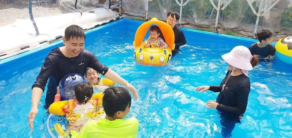 여름방학을 맞은 가족이 물놀이하는 모습. &#40;용산구 제공&#41;