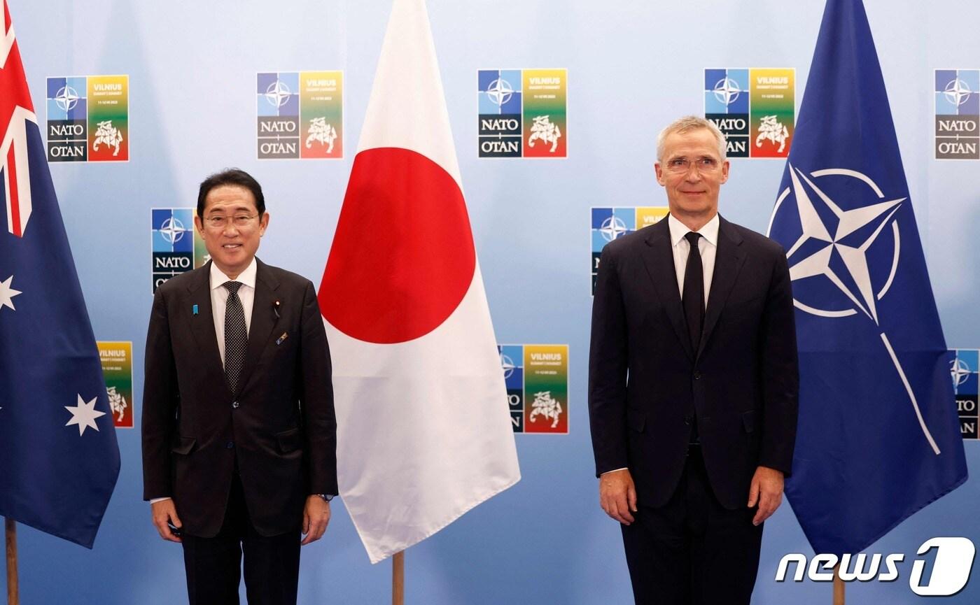 기시다 후미오 일본 총리&#40;좌&#41;와 옌스 스톨텐베르그 북대서양조약기구&#40;NATO·나토&#41; 사무총장. ⓒ AFP=뉴스1 ⓒ News1 정윤영 기자