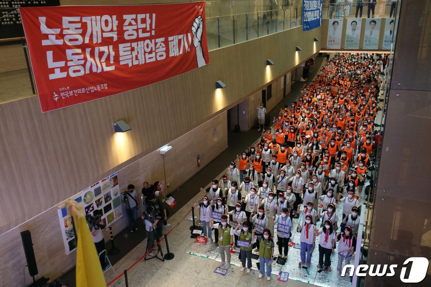 전국보건의료산업노동조합&#40;보건의료노조&#41; 조합원들이 12일 오후 서울 강서구 이대서울병원에서 열린 &#39;산별 총파업 투쟁 전야제&#39;에서 구호를 외치고 있다. 2023.7.12/뉴스1 ⓒ News1 민경석 기자