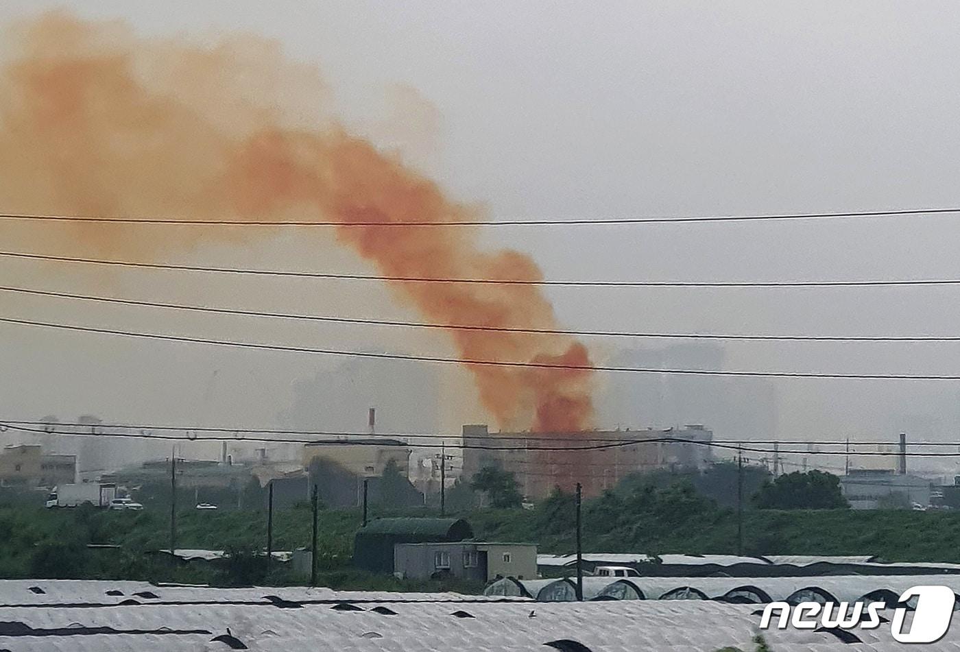 지난 13일 오전 8시46분쯤 대구 서구 비산동 염색산업단지에서 화학물질이 누출돼 누런 연기가 솟구치고 있다.&#40;독자 제공&#41; 2023.7.13/뉴스1 ⓒ News1 공정식 기자