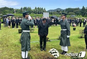 제41주기 리차드 위트컴 장군 추모식에서 박수영 의원이 헌화하고 있다.&#40;박수영의원실 제공&#41; /뉴스1