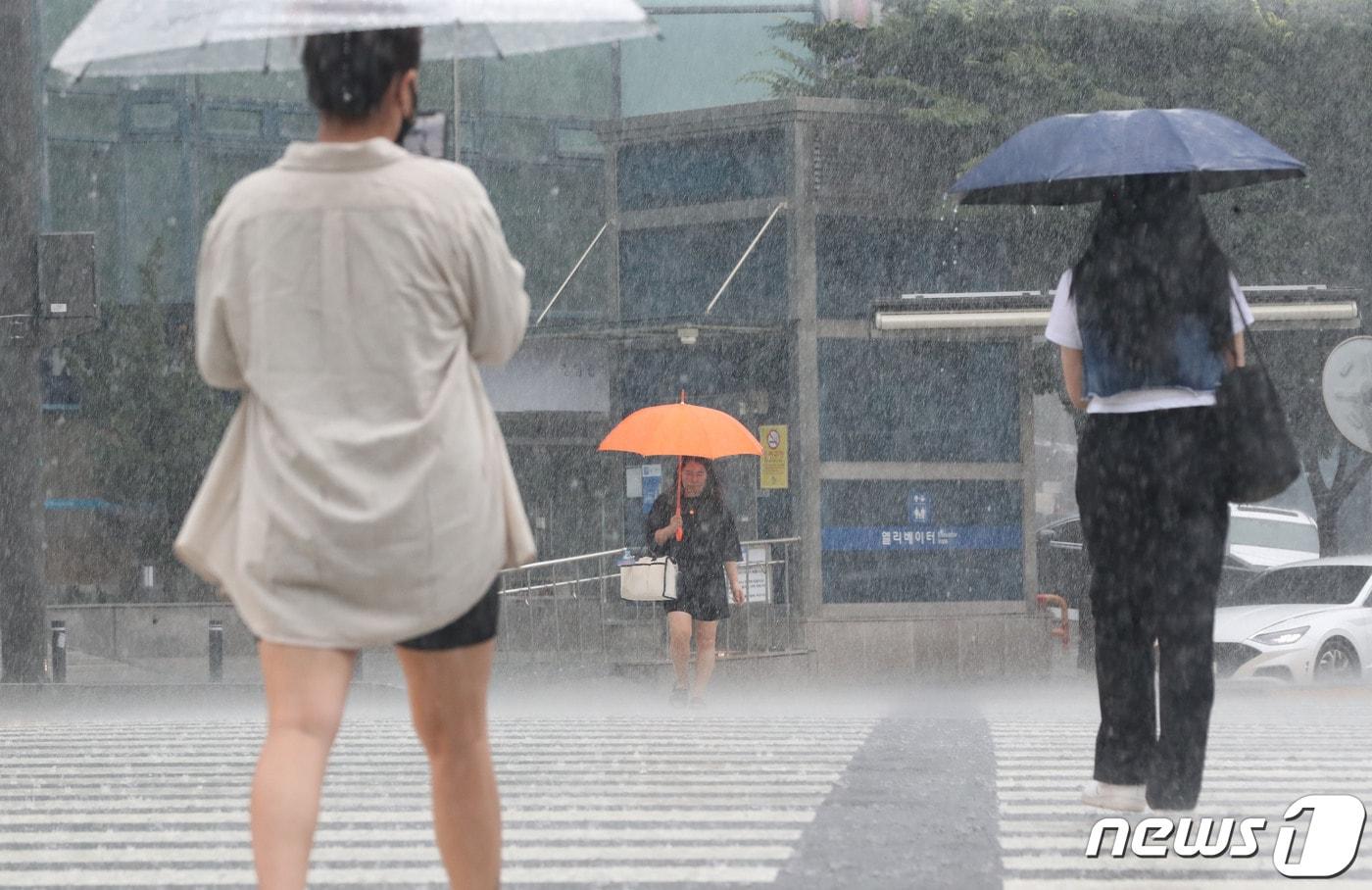 수도권 일대에 호우주의보가 발효된 13일 경기 수원시의 한 거리에서 우산을 쓴 시민들이 발걸음을 옮기고 있다. 2023.7.13/뉴스1 ⓒ News1 김영운 기자