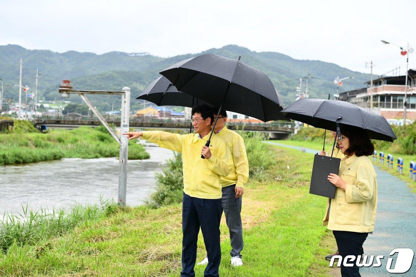 최훈식 전북 장수군수는 13일 안전재난과·산림공원과 직원들과 함께 장계천 주변과 명덕천 재해예방사업지, 천천면 연평리 지역을 찾았다.&#40;장수군 제공&#41;2023.7.13/뉴스1