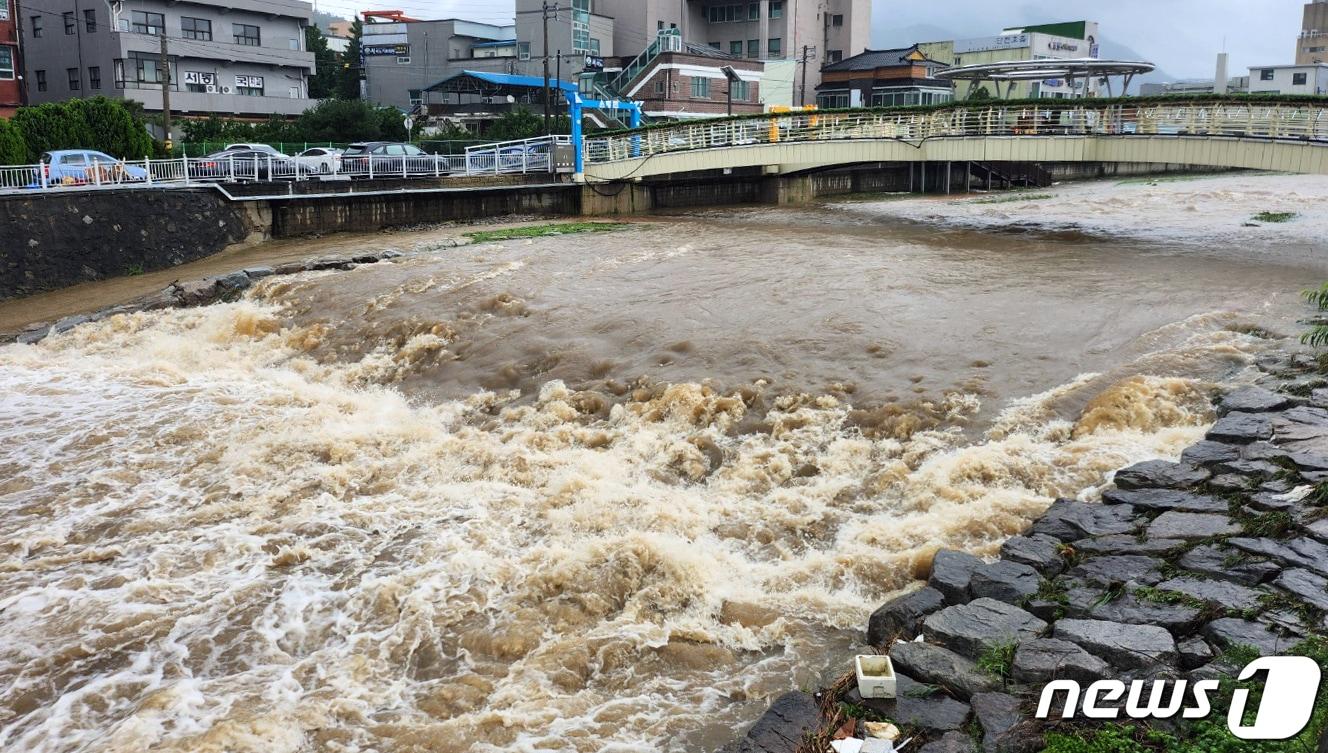 전북 전 지역에 호우특보가 내려진 14일 전북 고창군 고창천이 거센 물결을 이루고 있다. 2023.7.14/뉴스1 ⓒ News1 박제철 기자