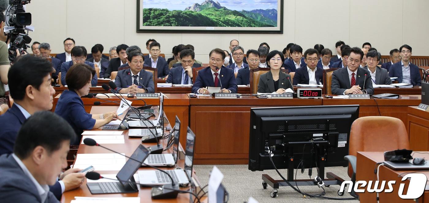 이정식 고용노동부 장관이 14일 오전 서울 여의도 국회에서 열린 환경노동위원회 전체회의에서 의원들의 질의에 답하고 있다. 2023.7.14/뉴스1 ⓒ News1 임세영 기자