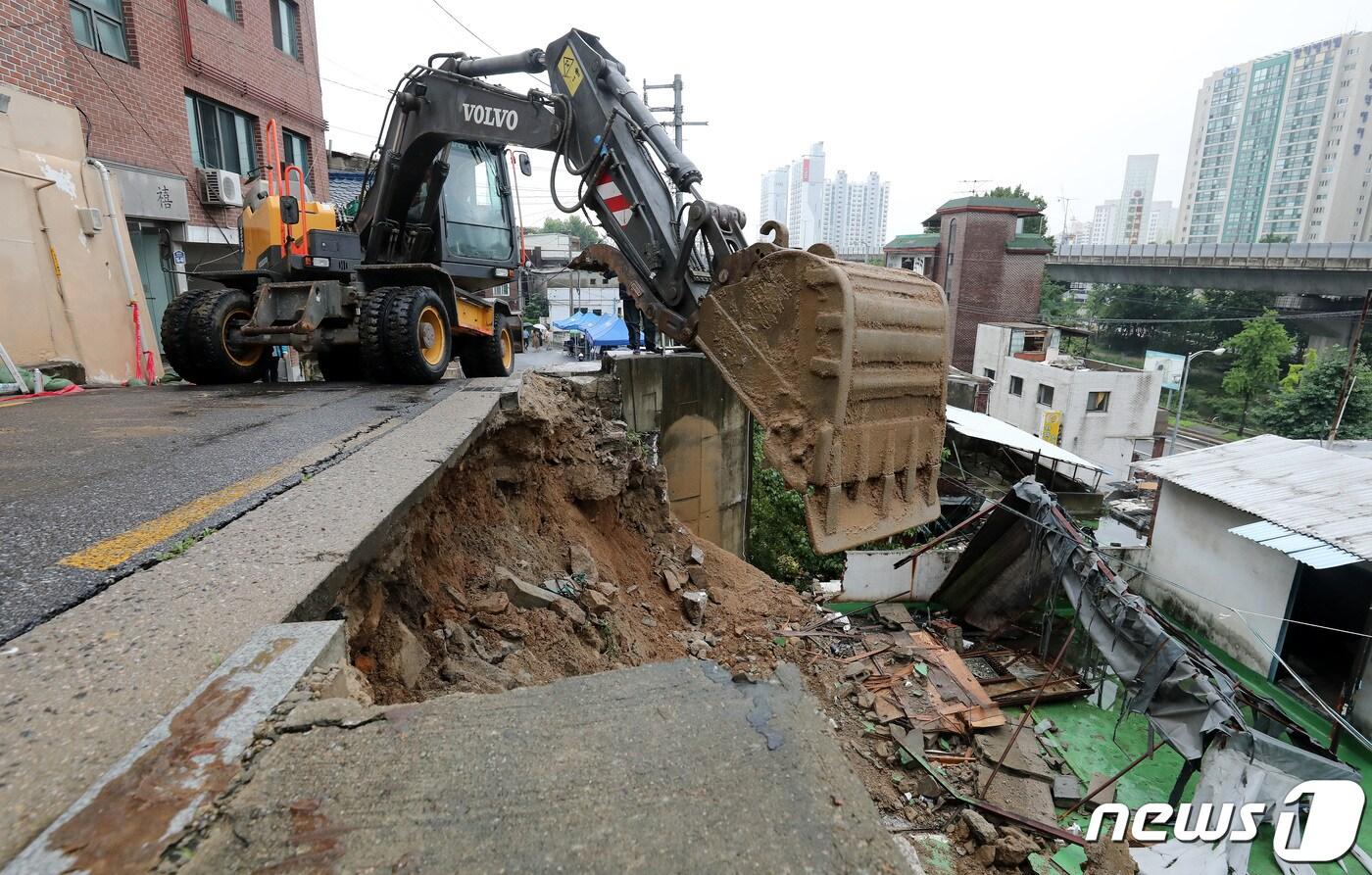 서울 서대문구 연희동에서 구청 관계자들이 지난 14일 폭우로 무너진 축대를 복구하고 있다. /뉴스1 ⓒ News1 박지혜 기자