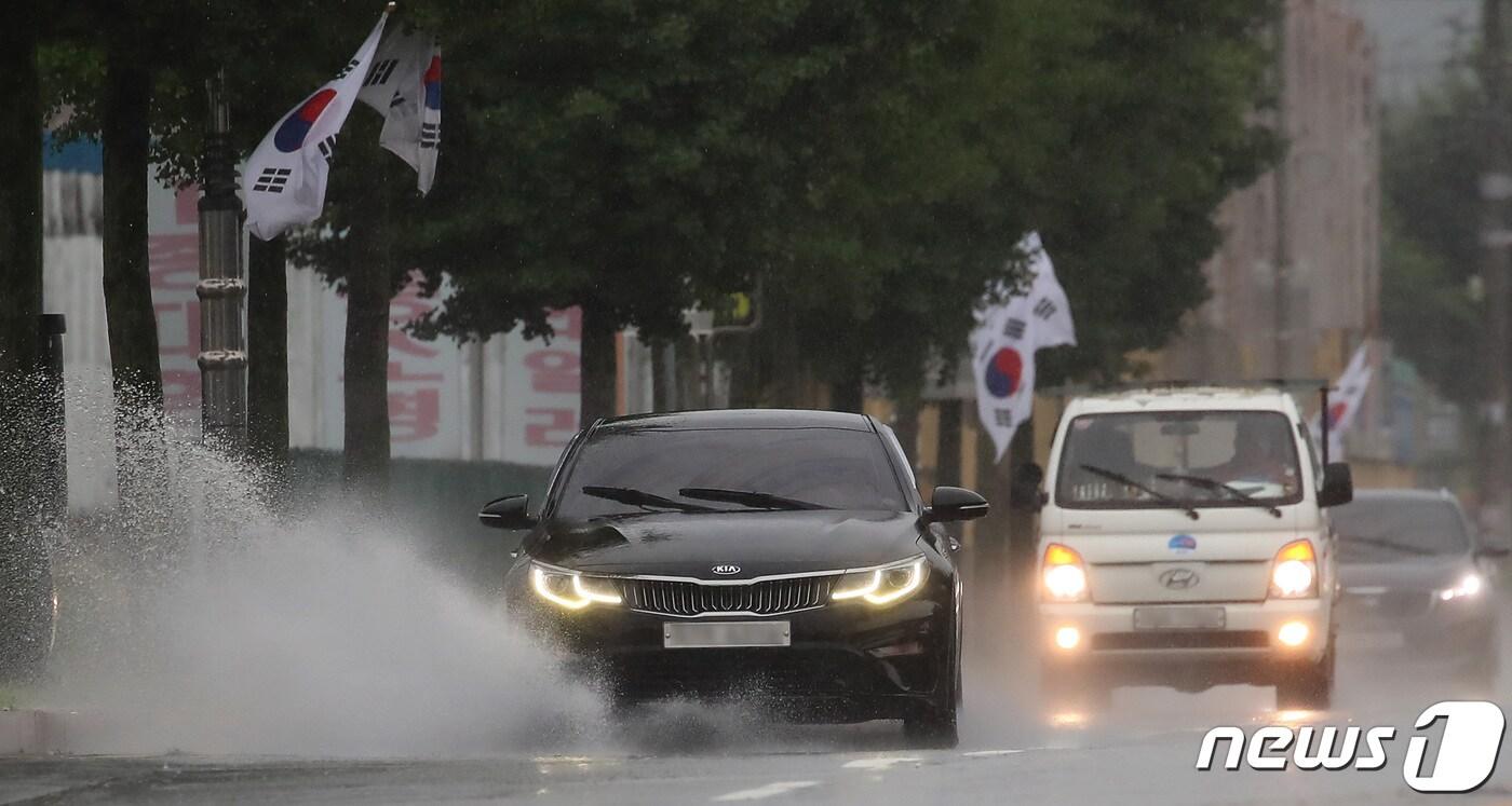 경북 안동시 강남동 한 도로에서 차량이 물보라를 일으키며 달리고 있다. 2023.7.14/뉴스1 ⓒ News1 공정식 기자