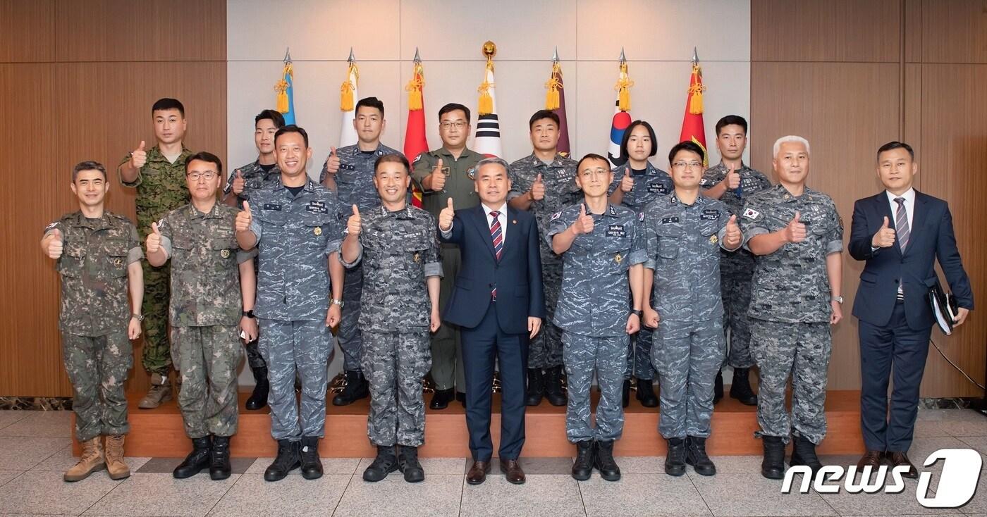 이종섭 국방부 장관&#40;앞줄 가운데&#41;이 14일 서울 용산구 국방컨벤션에서 북한 우주 발사체 탐색 ·인양작전에 참가했던 현장 지휘관과 심해잠수사, UDT, 함정 승조원 등 관계관들과 기념촬영을 하고 있다. &#40;국방부 제공&#41; 2023.7.14/뉴스1