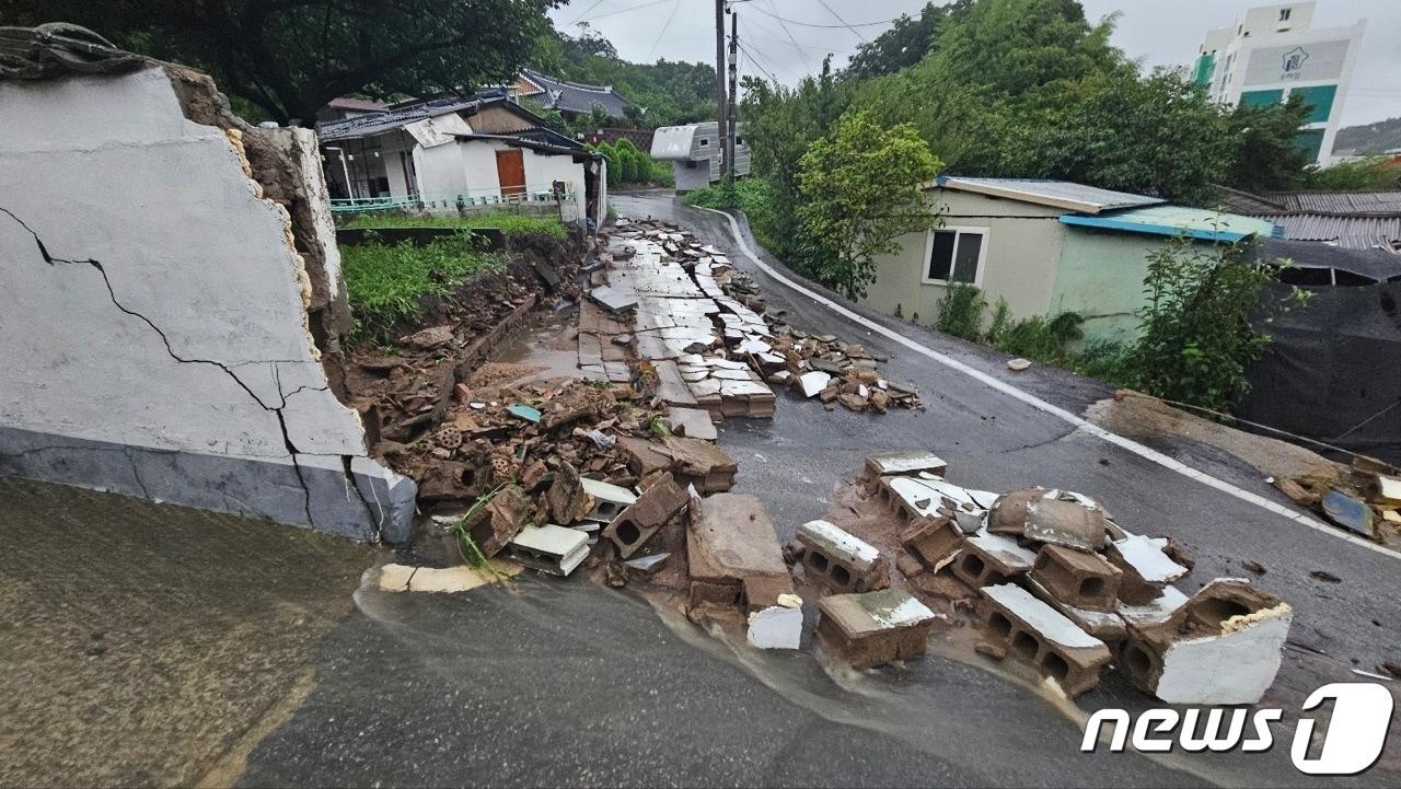 밤새 내린 많은 비로 14일 오전 5시33분쯤 전남 영광군 영광읍의 한 주택 담벼락이 도로로 무너져 내려 통행이 통제되고 있다. &#40;영광군 제공&#41; 2023.7.14/뉴스1